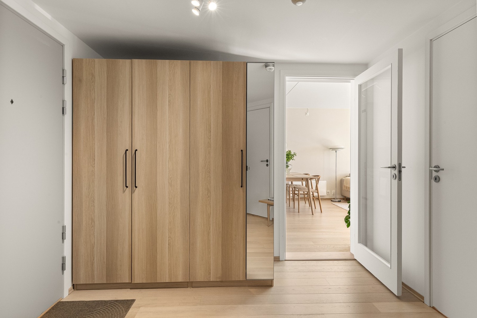 Flott entré/gang innredet med stort garderobeskap som gir rikelig med plass til oppbevaring av yttertøy, sko og annet. Galleribilde