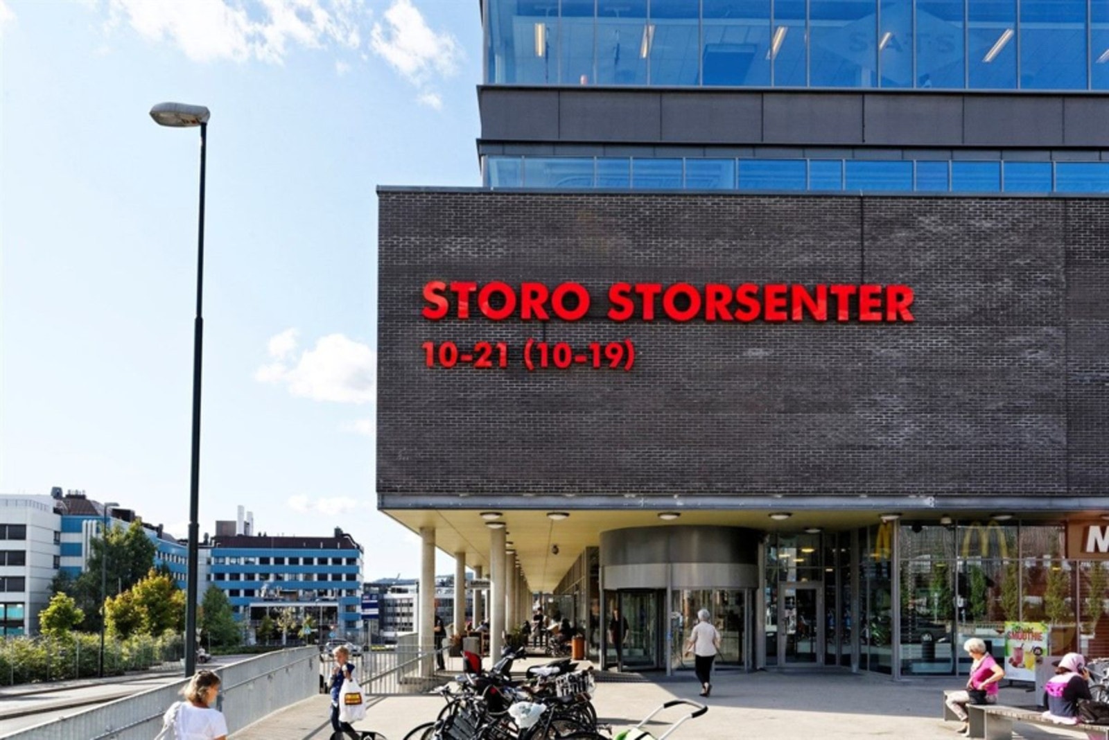 Oslos største kjøpesenter med 130 butikker, restauranter og treningssenter på 3000 kvm ligger få minutter unna. Galleribilde