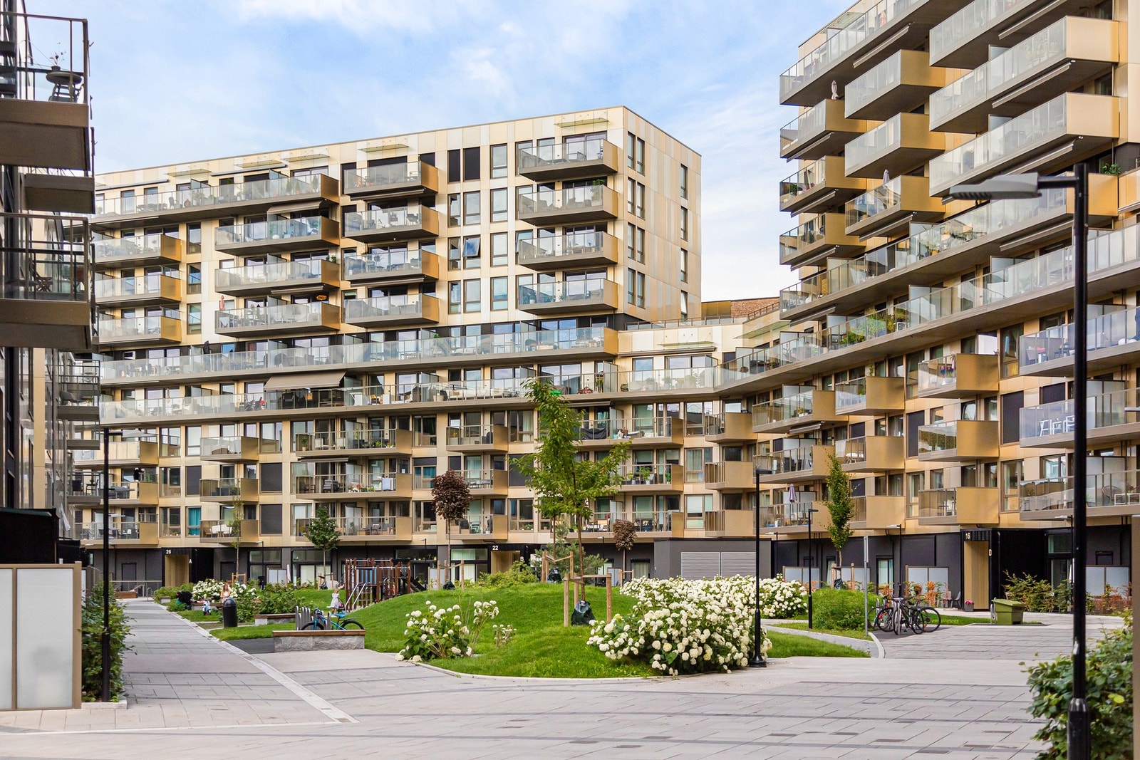Sameiet har moderne fasiliteter som trappefri adkomst med heis til alle etasjer, flere felles takterrasser og oppvarmet garasjeanlegg. Galleribilde