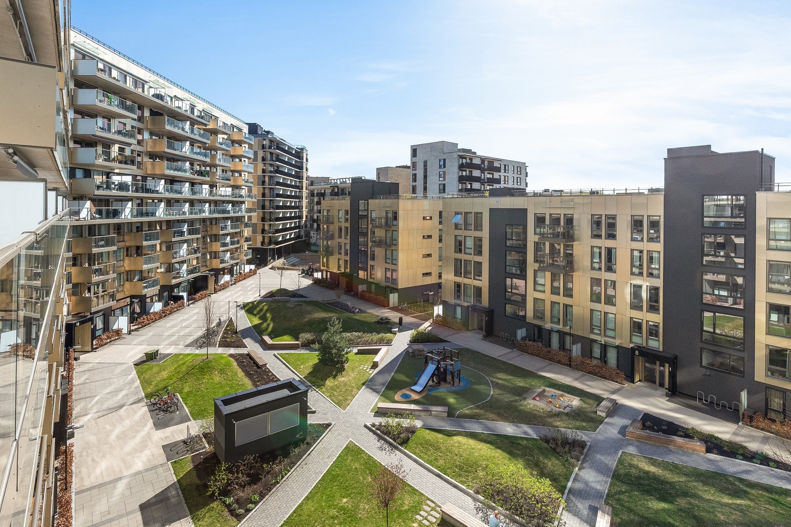 Leiligheten har en meget god intern beliggenhet i prosjektet og vender i sin helhet mot sameiets skjermede parkmessige hageanlegg. Galleribilde