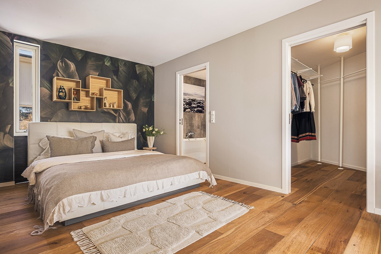Hovedsoverommet måler 14,3 kvadratmeter og har egen walk-in og eget bad. Galleribilde