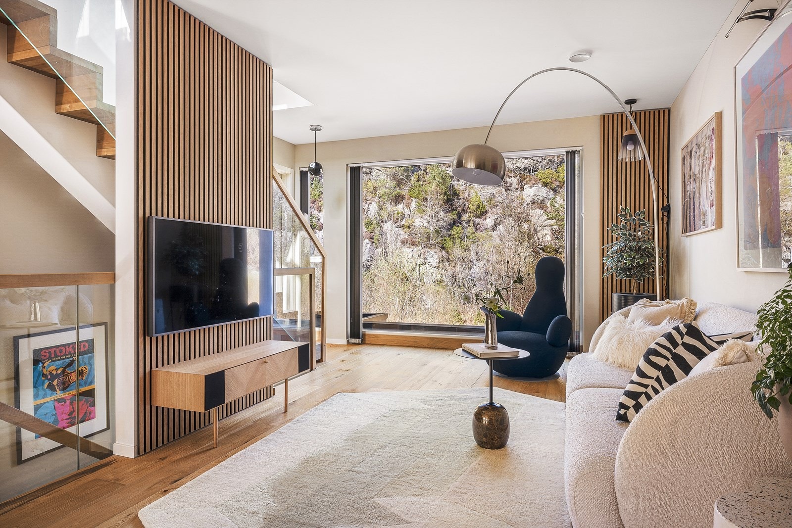 Fra spisestuen har man åpen løsning til TV-stuen. Galleribilde