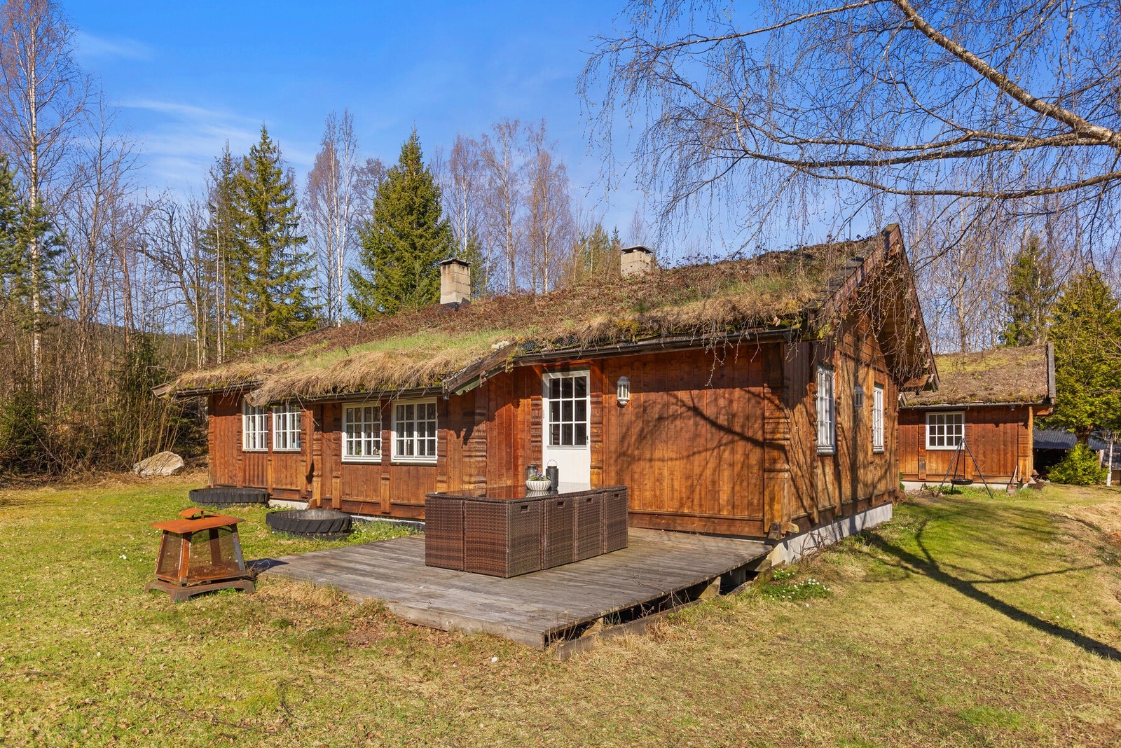 Romslig tun med bolig, uthus og låve. Flotte uteområder omgitt av natur og skog. Galleribilde
