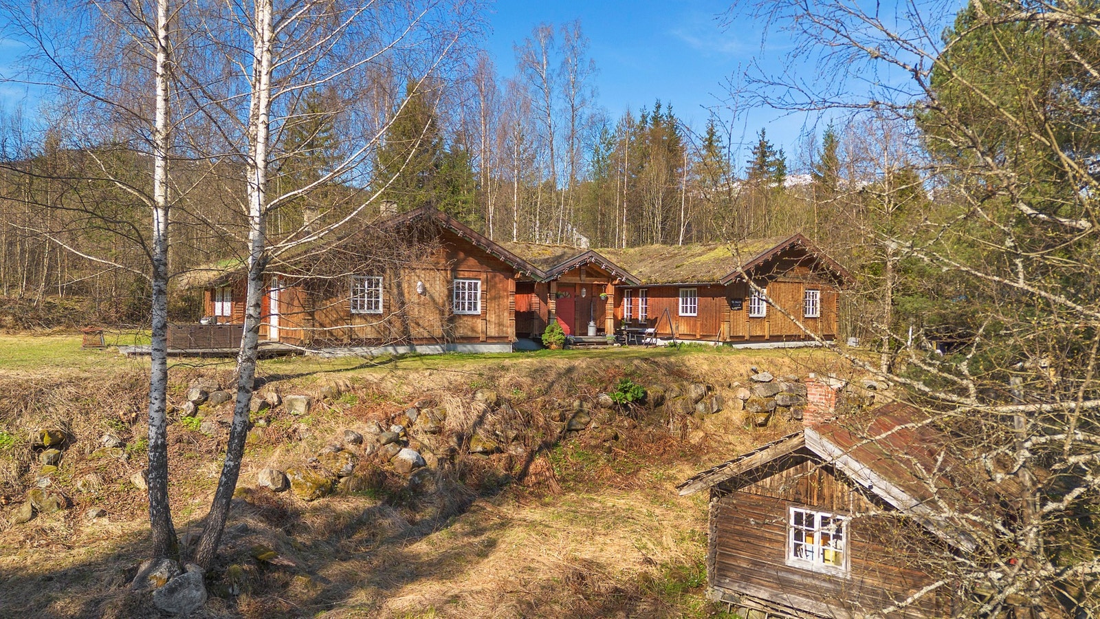 Landlig og idyllisk småbruk med god plass rundt tunet. Eiendommen grenser til elv med fine bademuligheter. Galleribilde