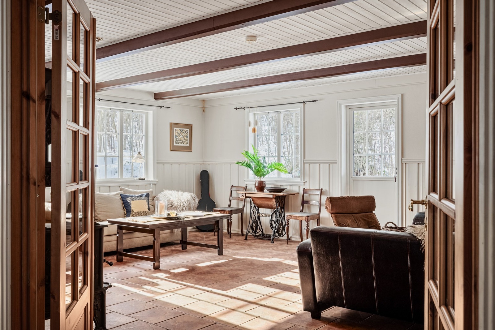 Romslig og lys stue med store vindusflater. Galleribilde