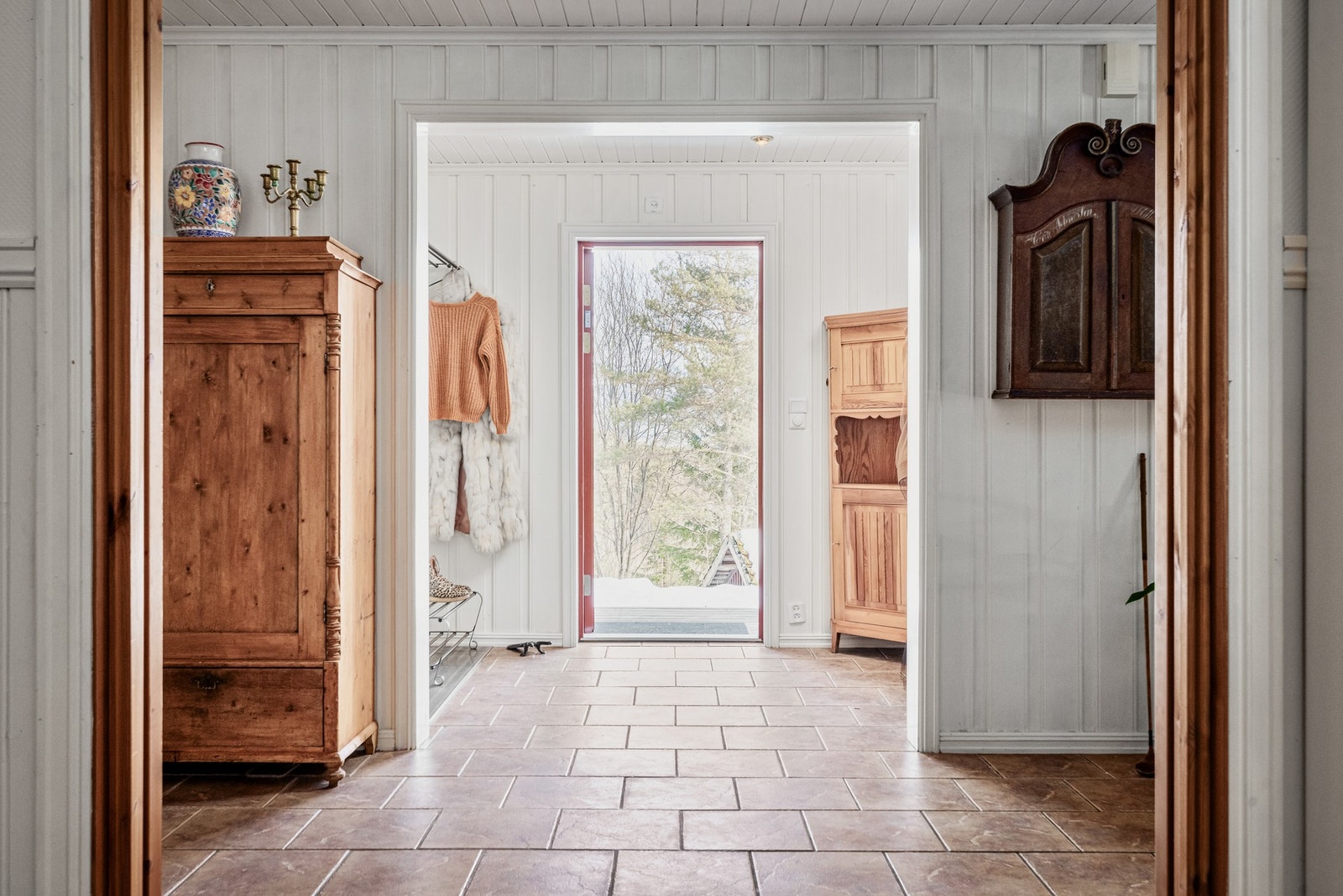 Innbydende hovedinngang med god plass. Galleribilde