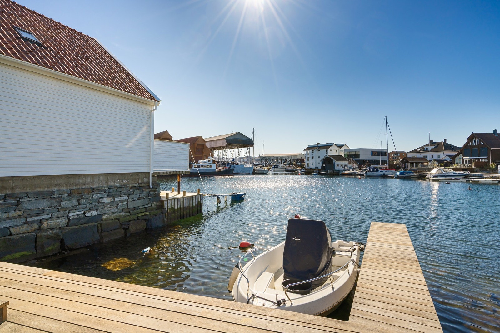 Gnr. 51, bnr. 713 og 715 har rett til en båtplass hver på denne bryggen. Galleribilde