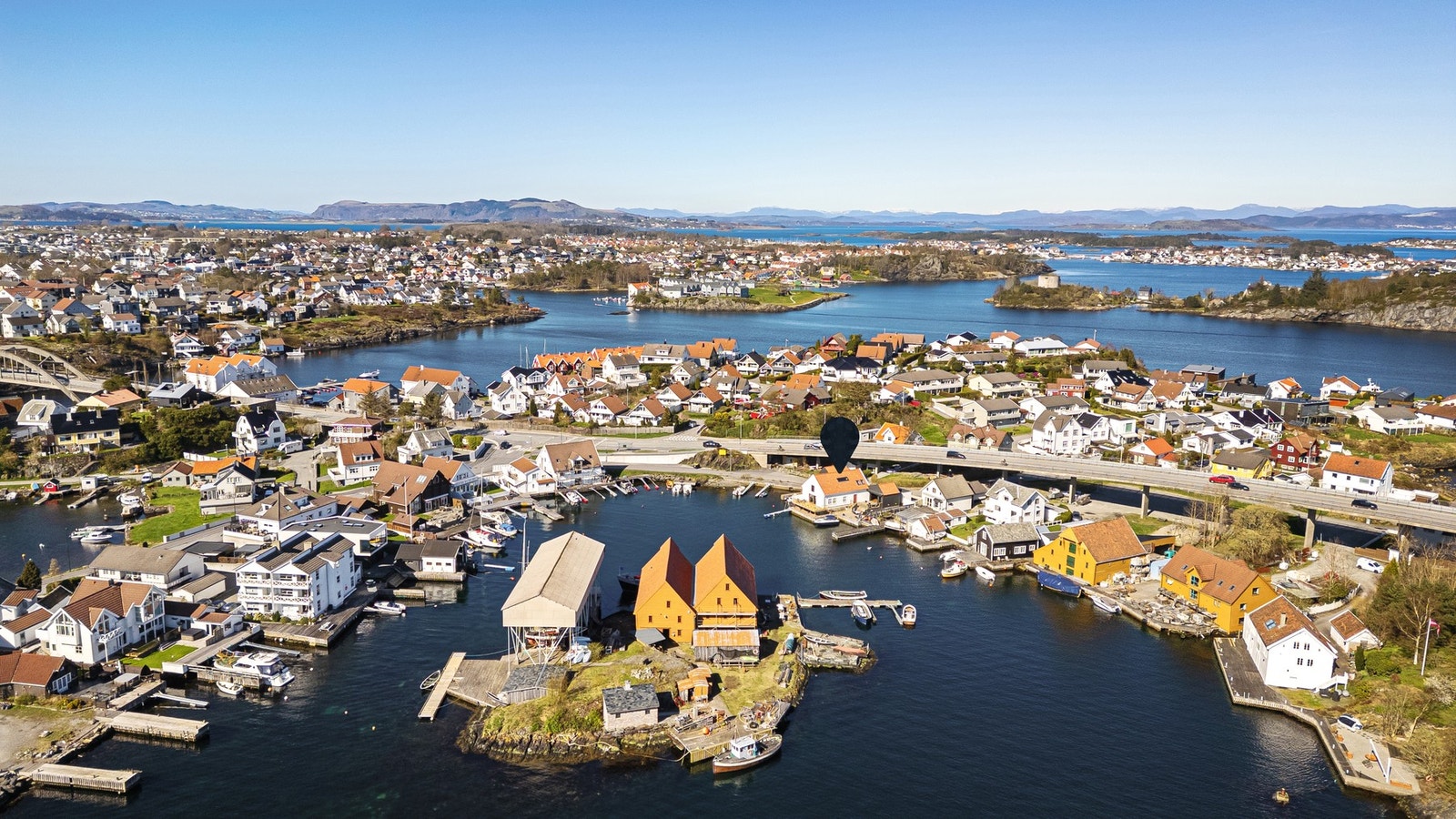 Beliggenheten på Engøy gir en unik kombinasjon av sjø og natur, samtidig som sentrum er lett tilgjengelig. Galleribilde