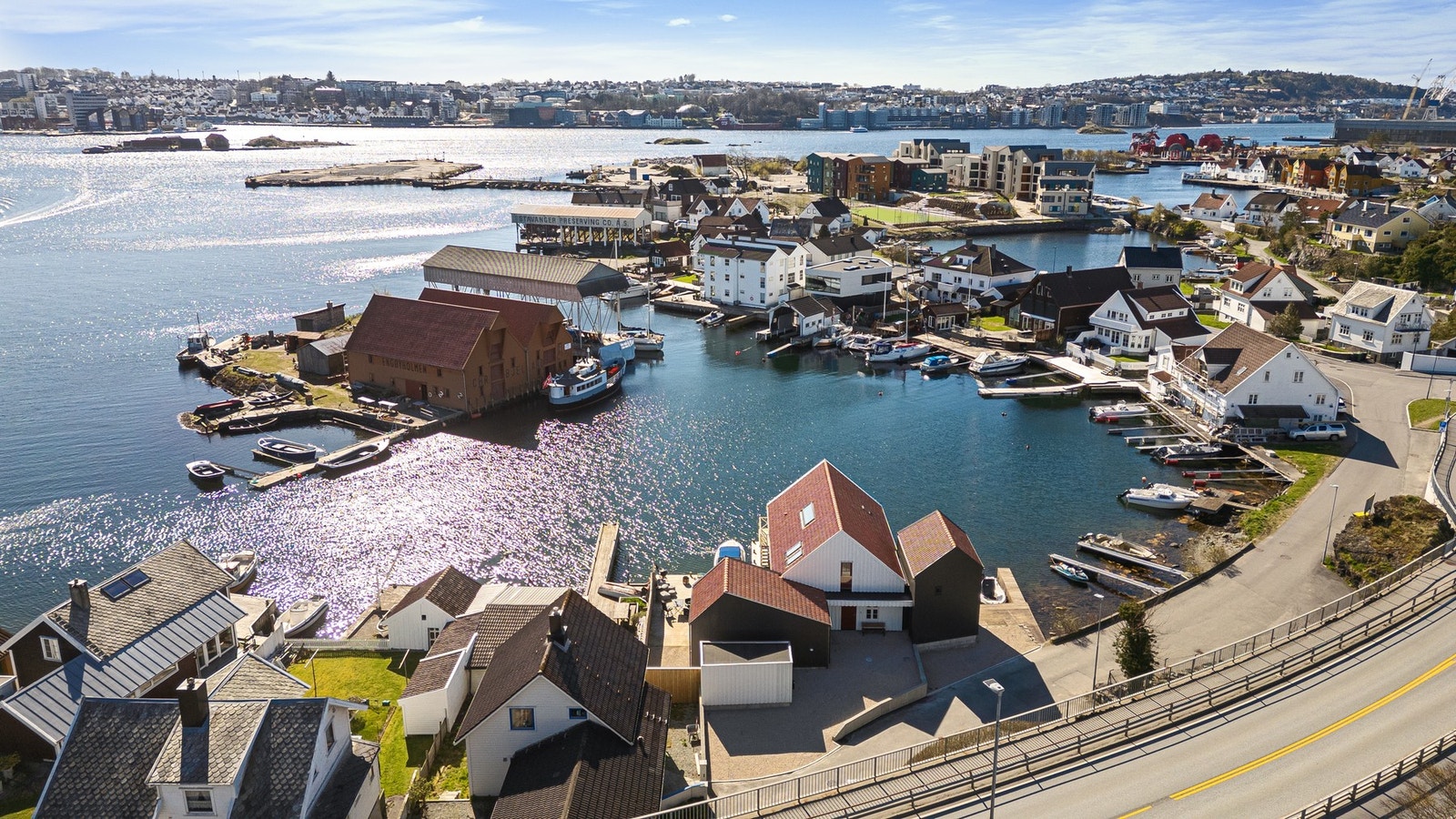 Boligen har en idyllisk beliggenhet helt i sjøkanten på Engøy. Galleribilde