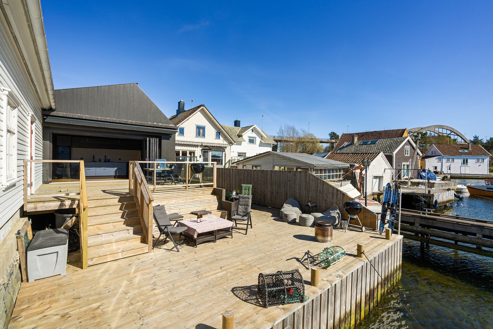 Unikt uteområde med gode solforhold, privat brygge og flere båtplasser. Galleribilde