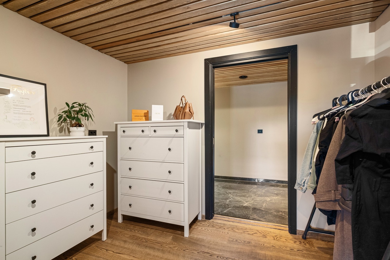Garderobe med videre adkomst til vaskerom. Galleribilde