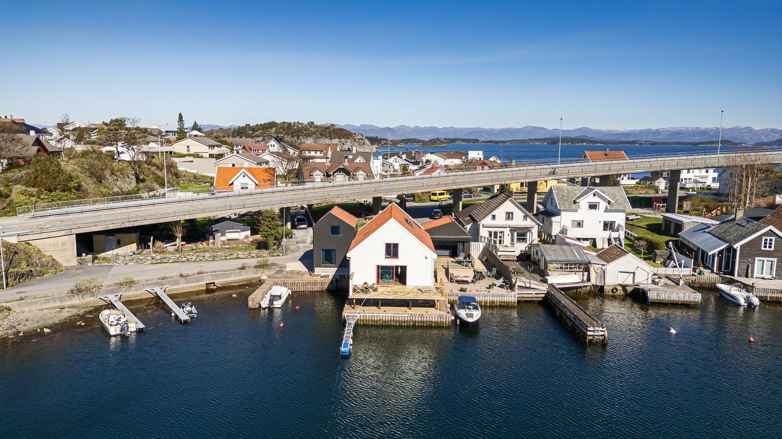 Boligen har en sjelden og maritim beliggenhet på Engøy, med umiddelbar nærhet til sjøen. Galleribilde