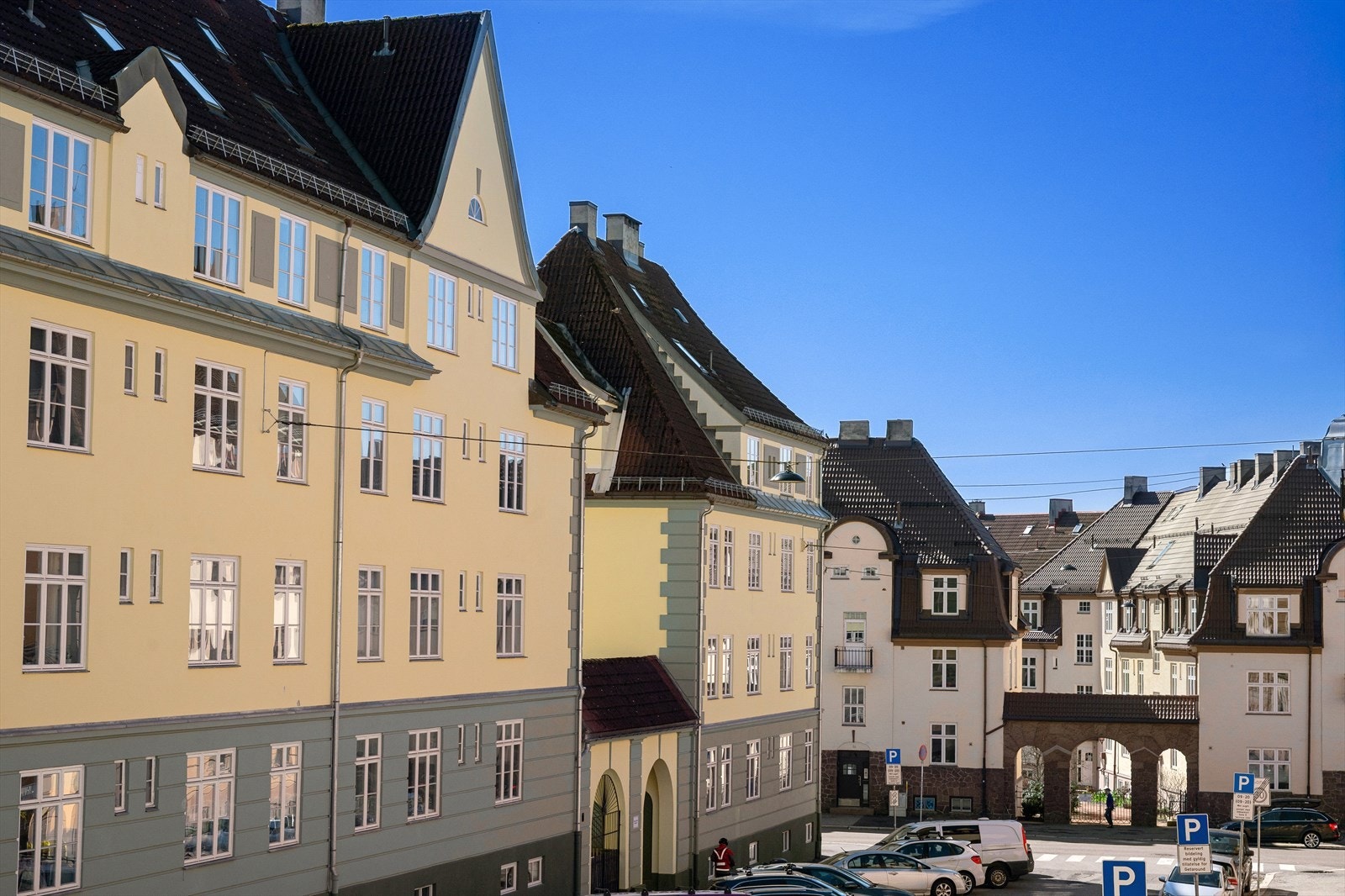 Herlig utsyn nedover den hyggelige sidegaten Galleribilde