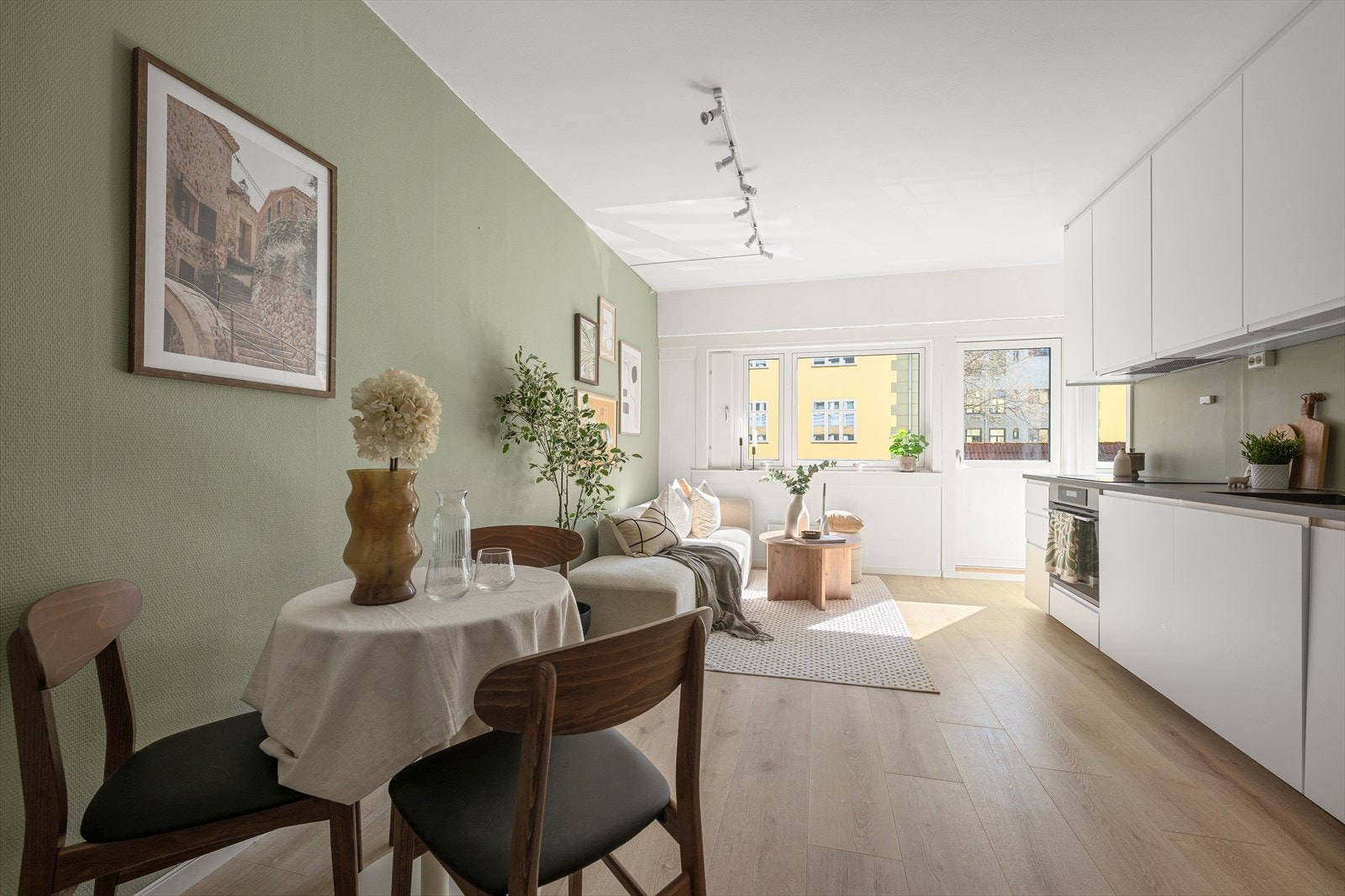 Leiligheten fremstår lys og luftig, hvor dagslyset flommer inn gjennom de store vindusflatene Galleribilde