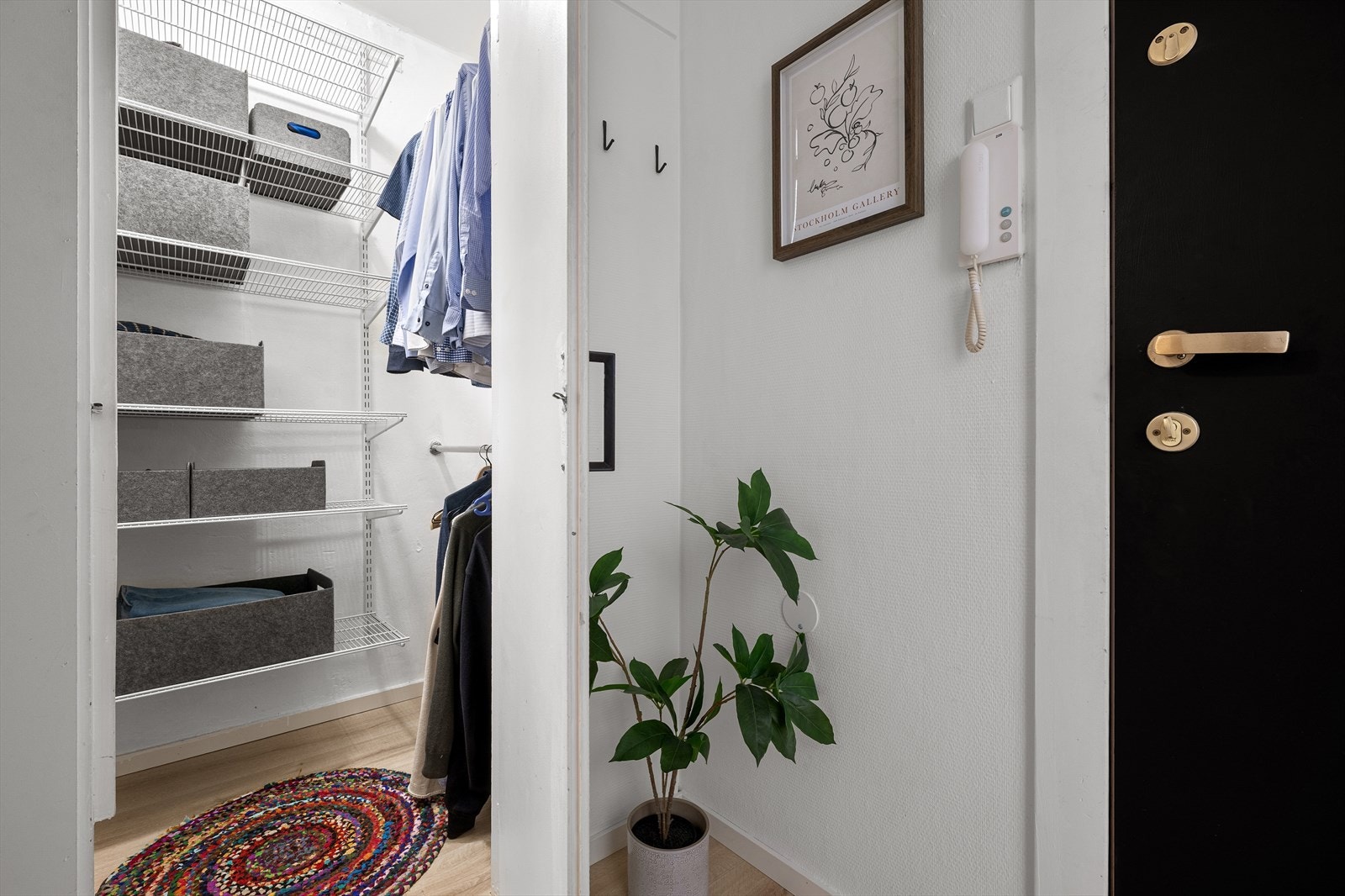Rikelig med lagringsplass i praktisk walk-in closet Galleribilde