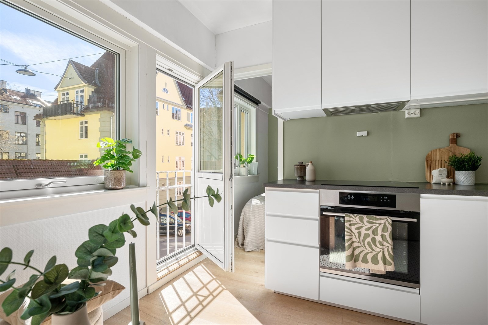 Den Franske balkongen gir leiligheten en ekstra åpen og luftig romfølelse Galleribilde