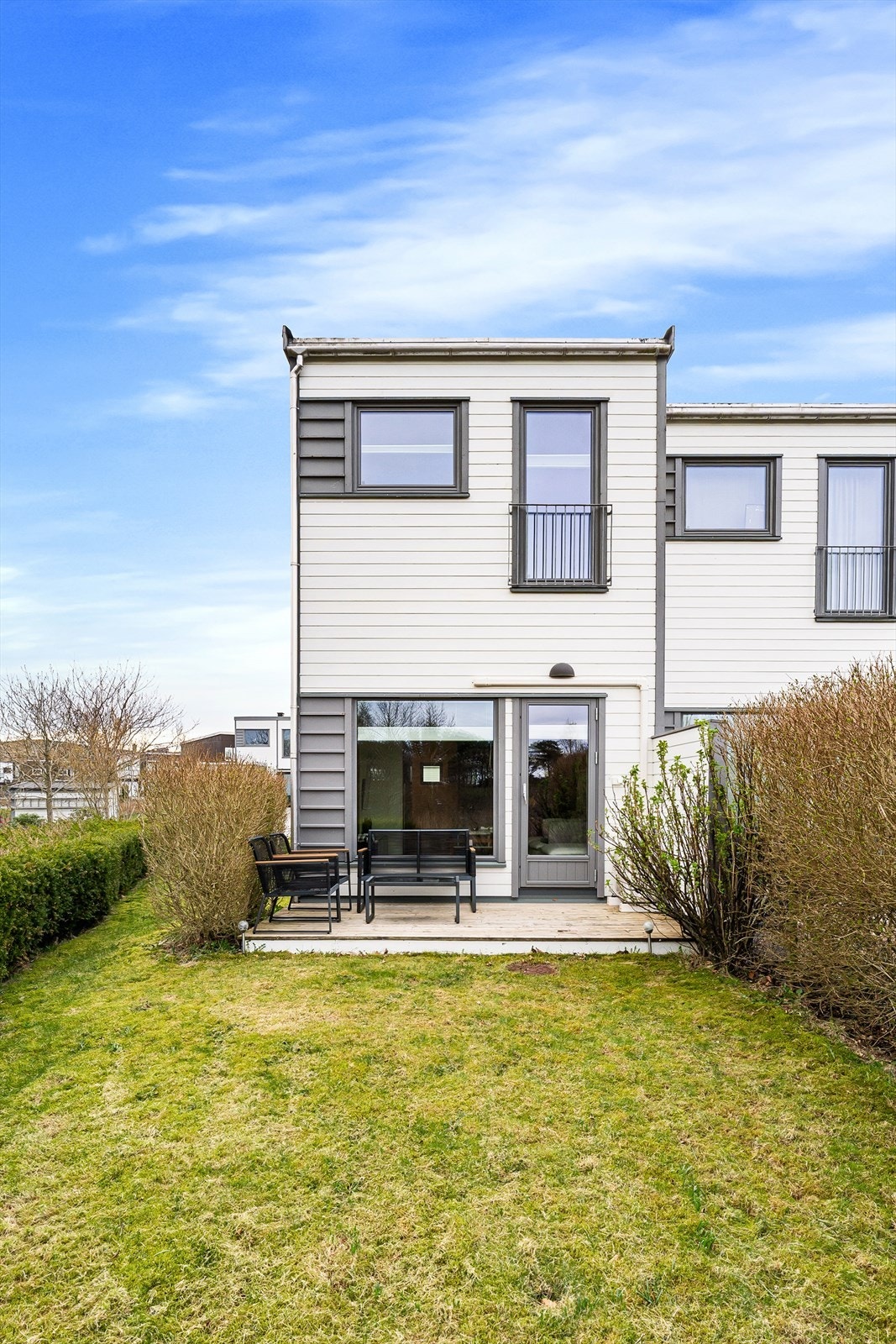Romslig vestvendt uteområde med terrasse og hage. Uteområdet grenser til friområde. Galleribilde
