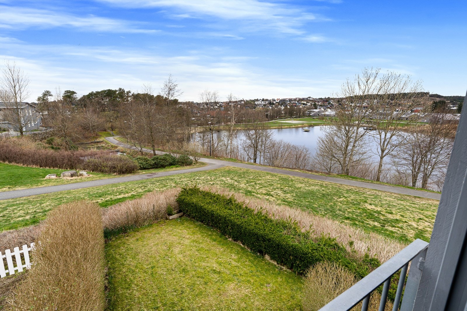 Boligen ligger like ved det populære rekreasjonsområdet Stemmen, med tursti, badeplass, brygge, skatepark, sandvolleyballbaner og lekeplass. Galleribilde