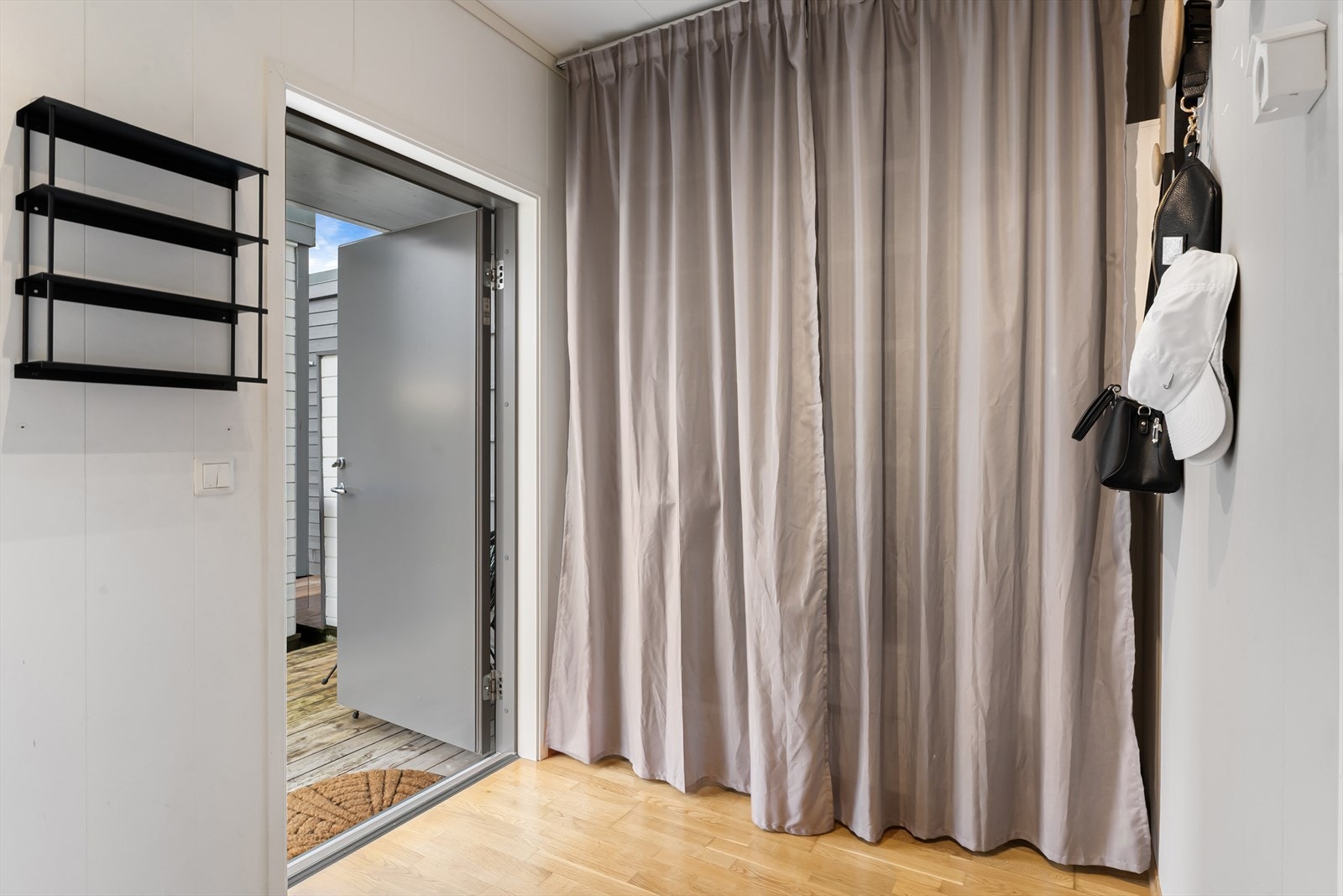 Inngangsparti med god plass for garderobeløsninger. Galleribilde