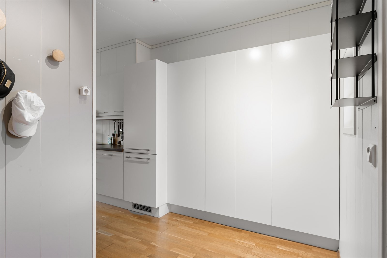 I forlengelse med kjøkken er det satt inn ekstra skap for mer lagringsplass. Galleribilde