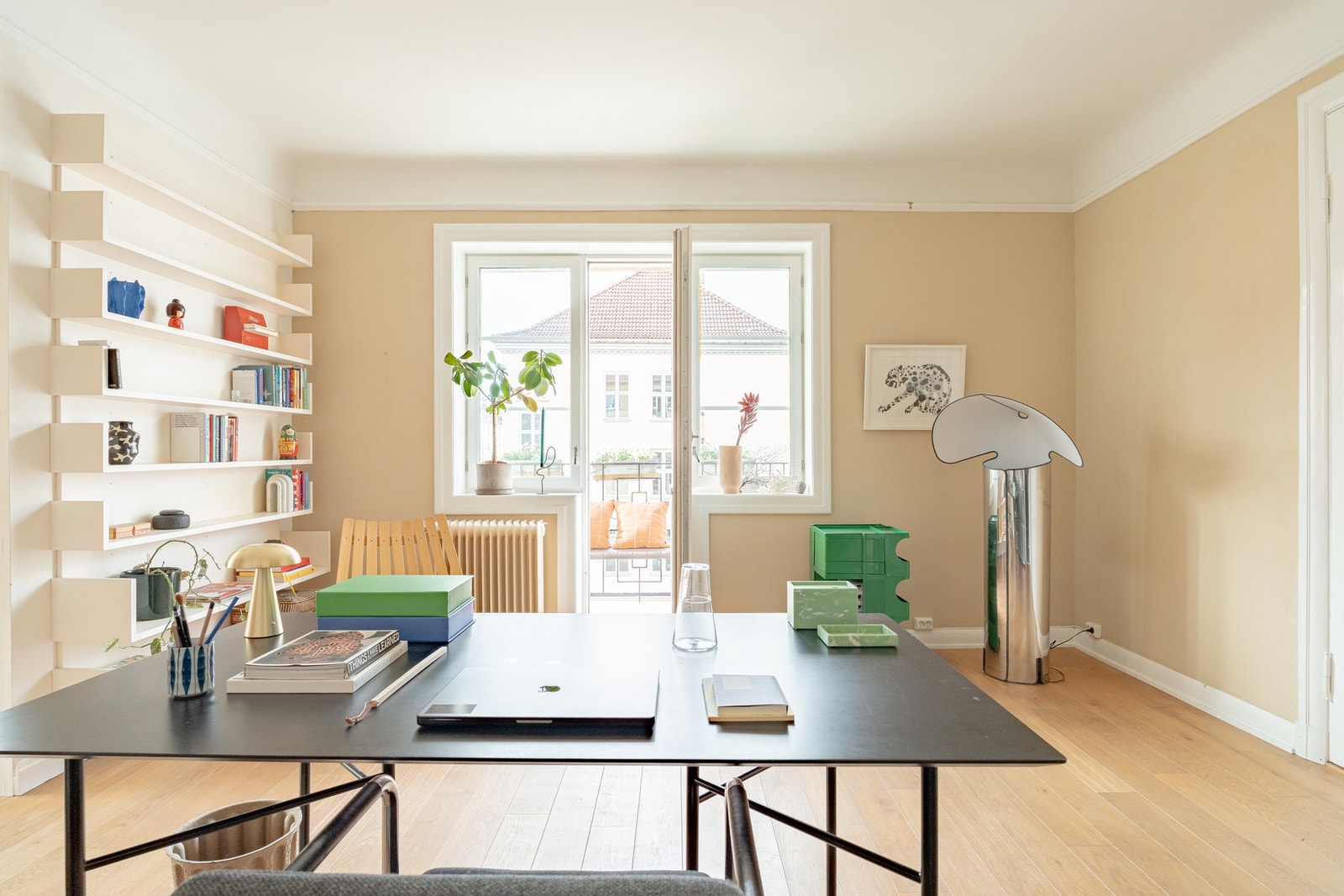 Rommet fungerer godt som arbeidsstue, ekstra oppholdsrom eller soverom, og er en sentral brikke i mulighetene for alternativ planløsning. Galleribilde