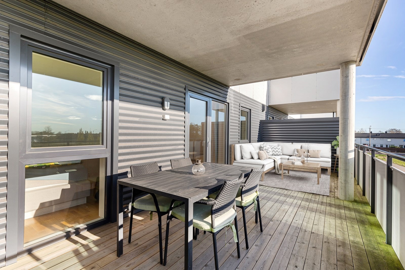 Arealet på balkongen på gir stor fleksibilitet og gjør det enkelt å innrede etter egen stil og behov. Dette er en terrasse som virkelig innbyr til å nyte fine dager og lange sommerkvelder. Galleribilde