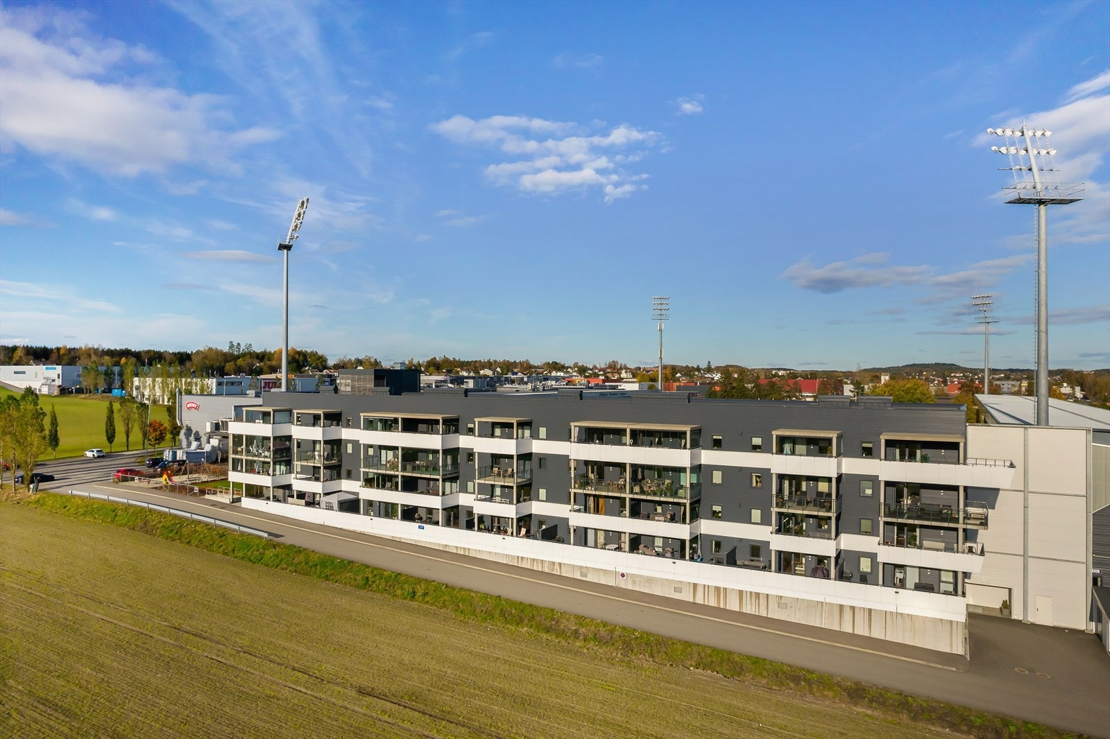 De utvendige fellesarealene fremstår som særdeles innbydende og gjennomført, med asfalterte gangveier, grønne plenområder og pent beplantede busker som skaper et lunt, harmonisk og trivelig bomiljø. Galleribilde