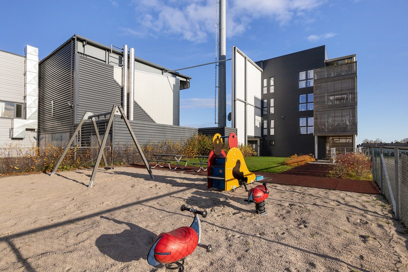 Lekeplassen blir et naturlig samlingspunkt for nabolaget, hvor barn kan knytte vennskap og skape gode minner. For foreldre gir dette en ekstra trygghet i hverdagen, med kort vei til lek og moro rett utenfor døren. Galleribilde