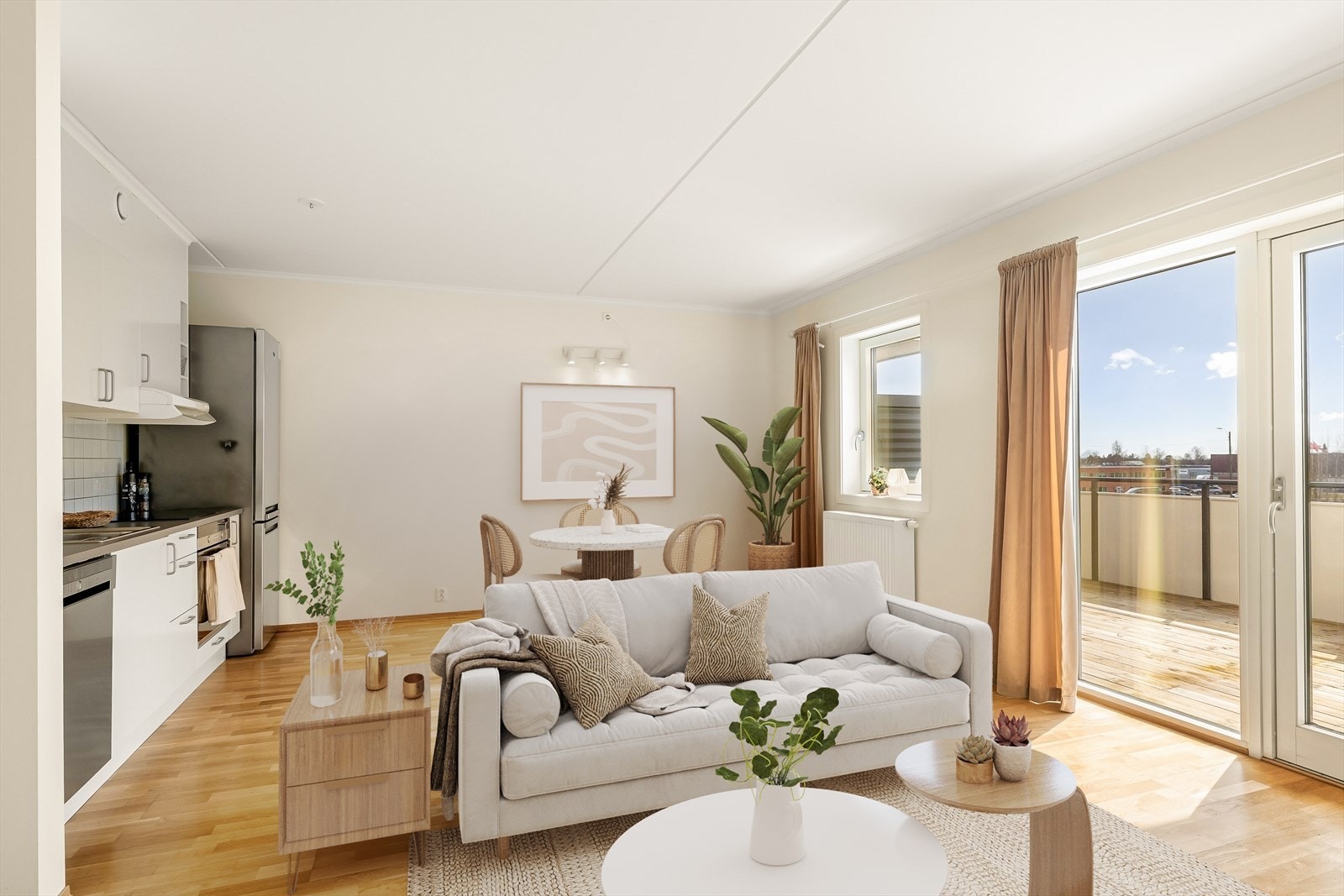 Kjøkkenet fremstår som funksjonelt og stilrent med en moderne innredning bestående av glatte fronter som gir et rent og ryddig uttrykk. De slette overflatene bidrar til et tidløst design som er enkelt å holde ved like Galleribilde