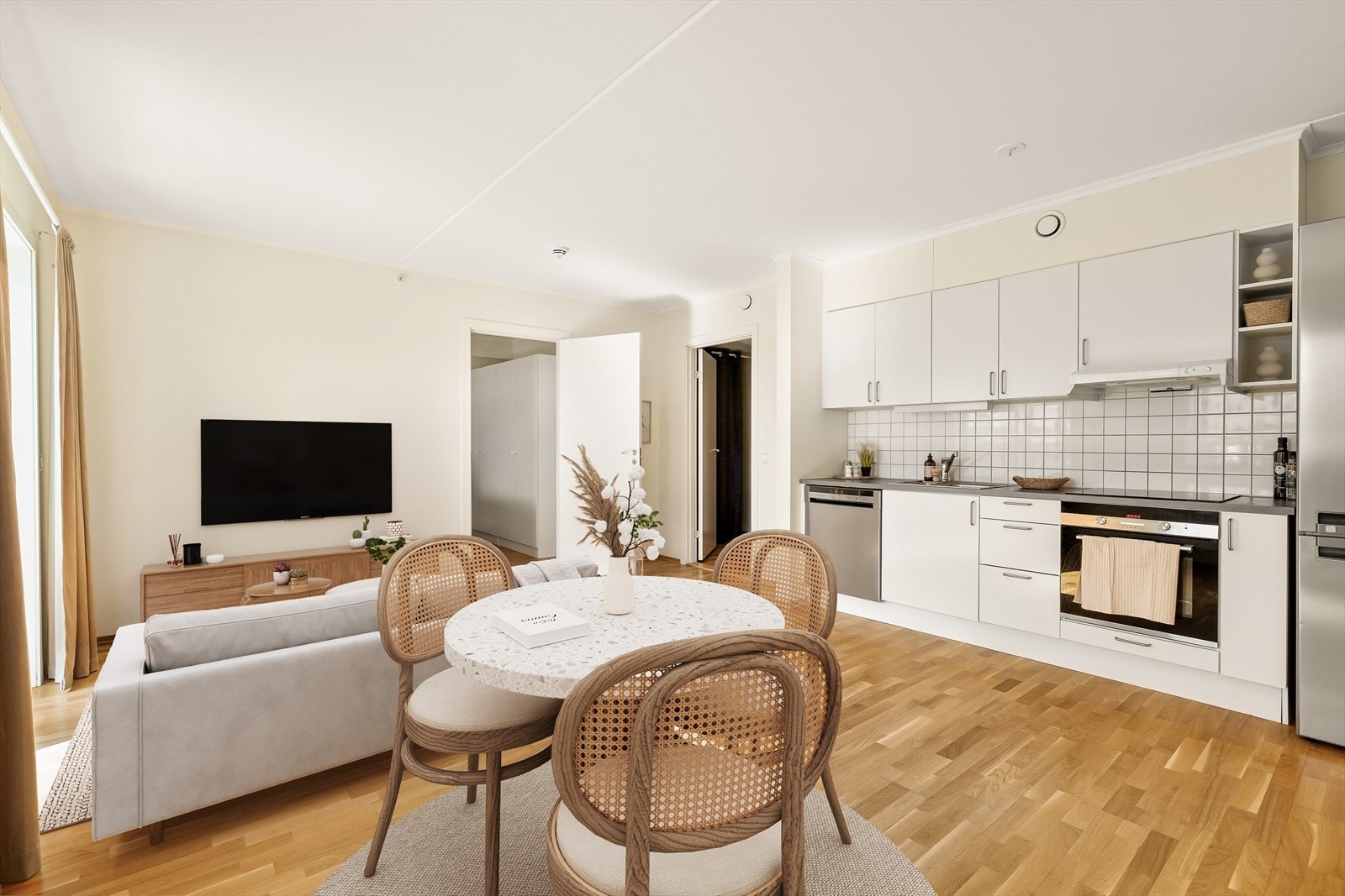 Stuen har en åpen og sosial løsning mot kjøkkenet, noe som gir en moderne planløsning hvor man enkelt kan kombinere matlaging, samvær og avslapning. Galleribilde