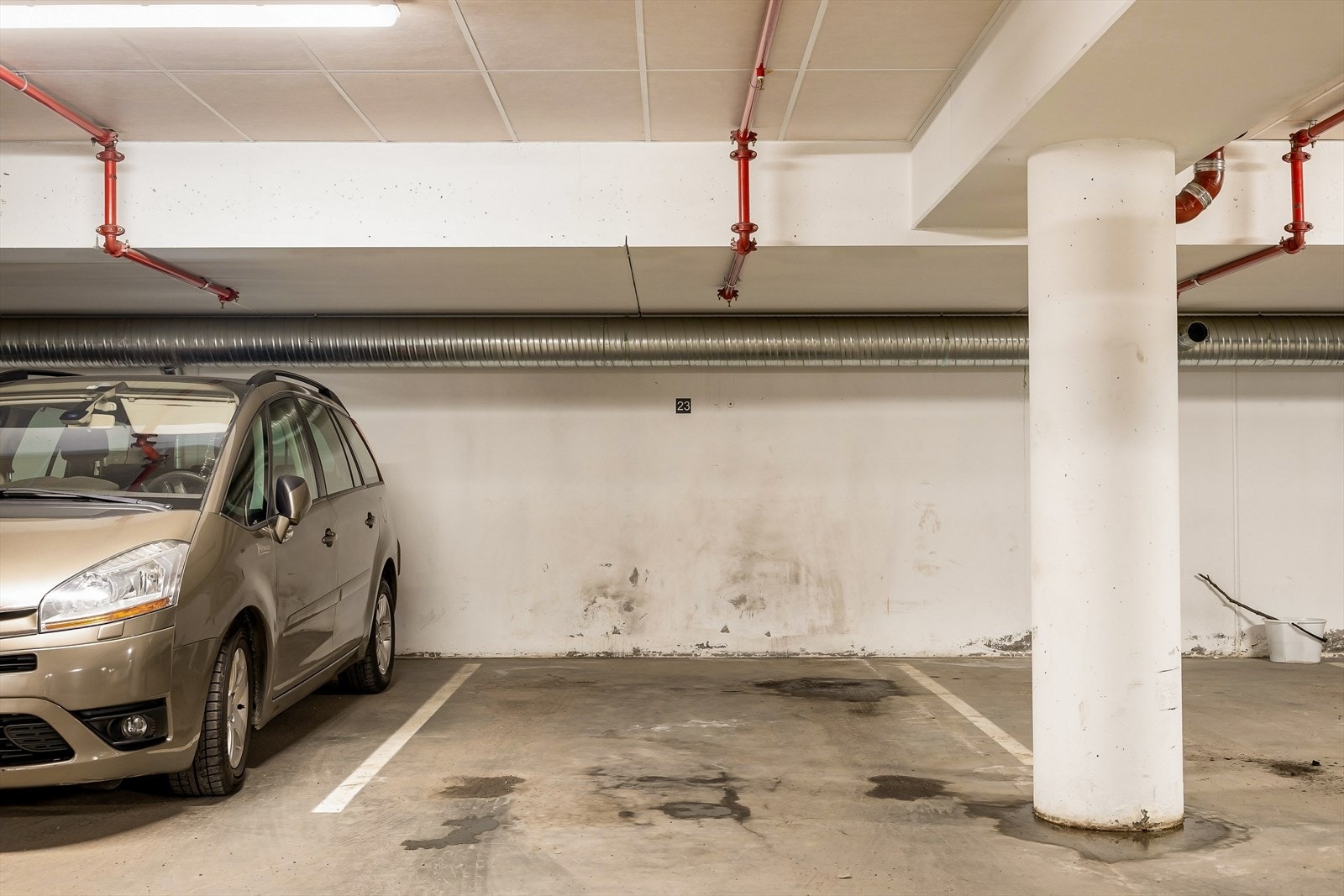 Garasjeplassen bidrar til økt bokomfort og gjør det enkelt å komme og gå, enten du skal på jobb, handle eller bare hjem etter en lang dag. Dette er en etterspurt kvalitet som gir både bekvemmelighet og ekstra verdi til boligen. Galleribilde