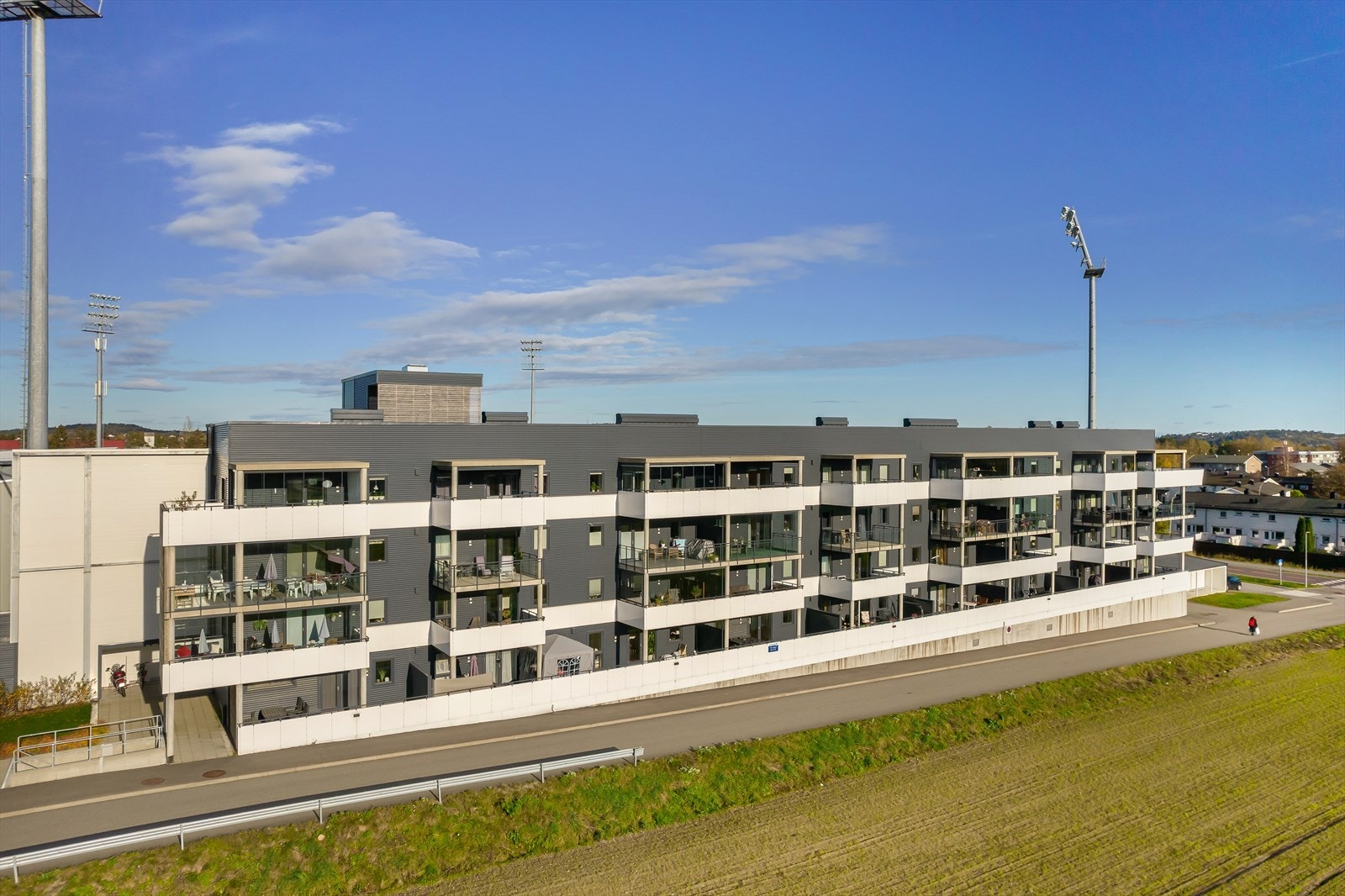 Arena Bolig har en unik plassering på Sandefjords flotte stadion, Jotun Arena. Her bor du tett på alt du trenger i hverdagen, samtidig som du får følelsen av å være midt i byens sportslige og sosiale hjerte. Galleribilde
