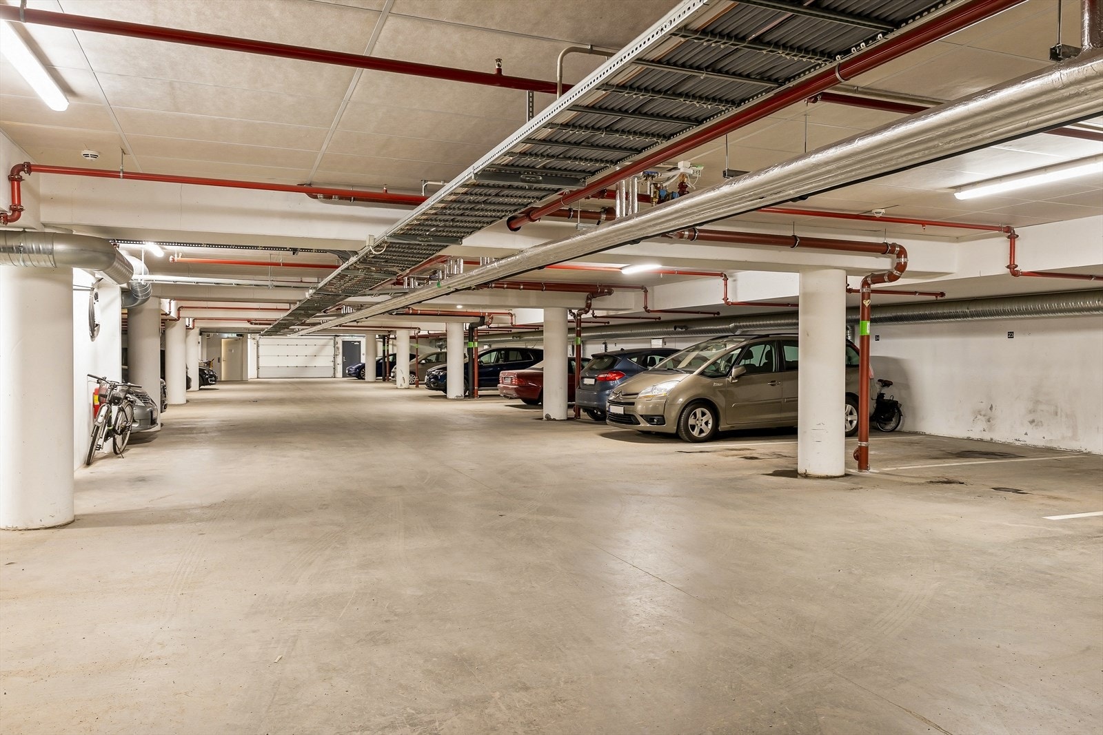 Det medfølger en fast garasjeplass i byggets garasjekjeller, noe som gir en svært komfortabel og praktisk parkeringsløsning. Her kan du parkere trygt og skjermet for vær og vind. Galleribilde