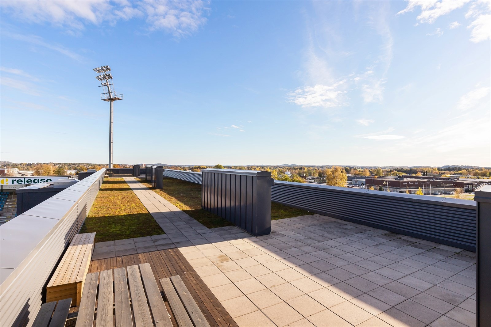 Dette er en kvalitet som virkelig løfter bokomforten - et flott fellesområde som gir en ekstra dimensjon til boligen, og skaper gode rammer for både avslapning og et trivelig naboskap. Galleribilde