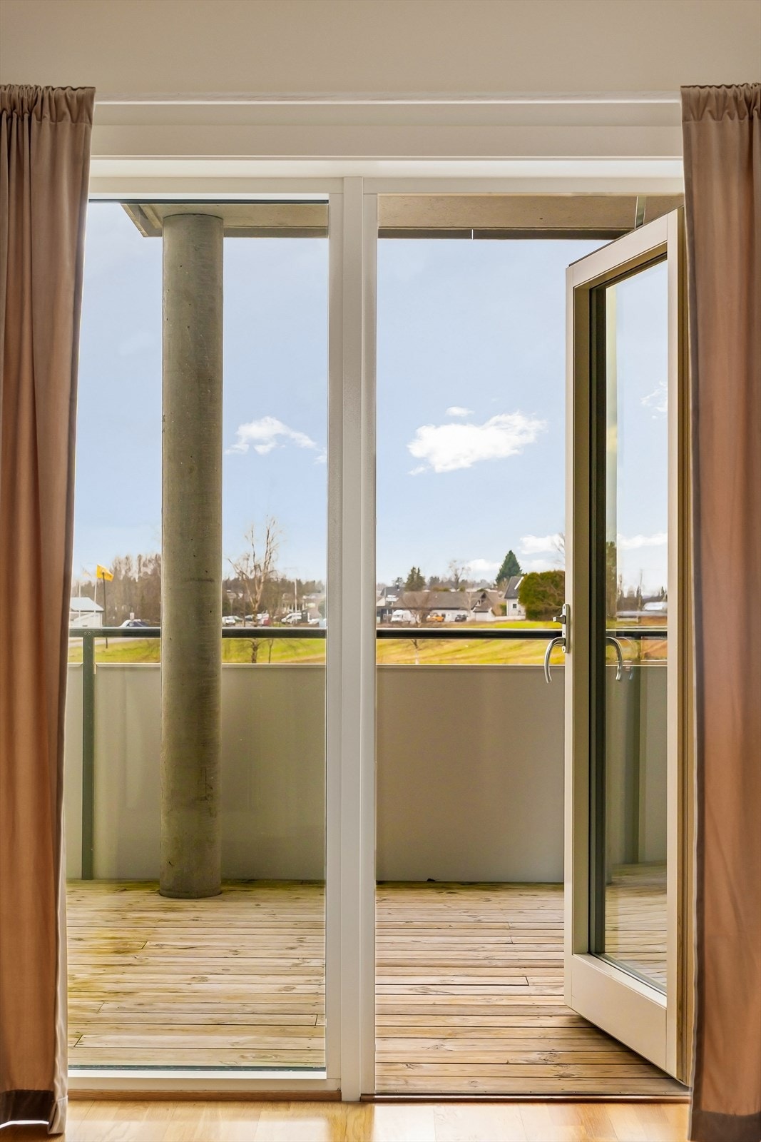 Fra stuen er det direkte utgang til en solrik terrasse som forlenger oppholdsrommet på en naturlig måte i sommerhalvåret. Galleribilde