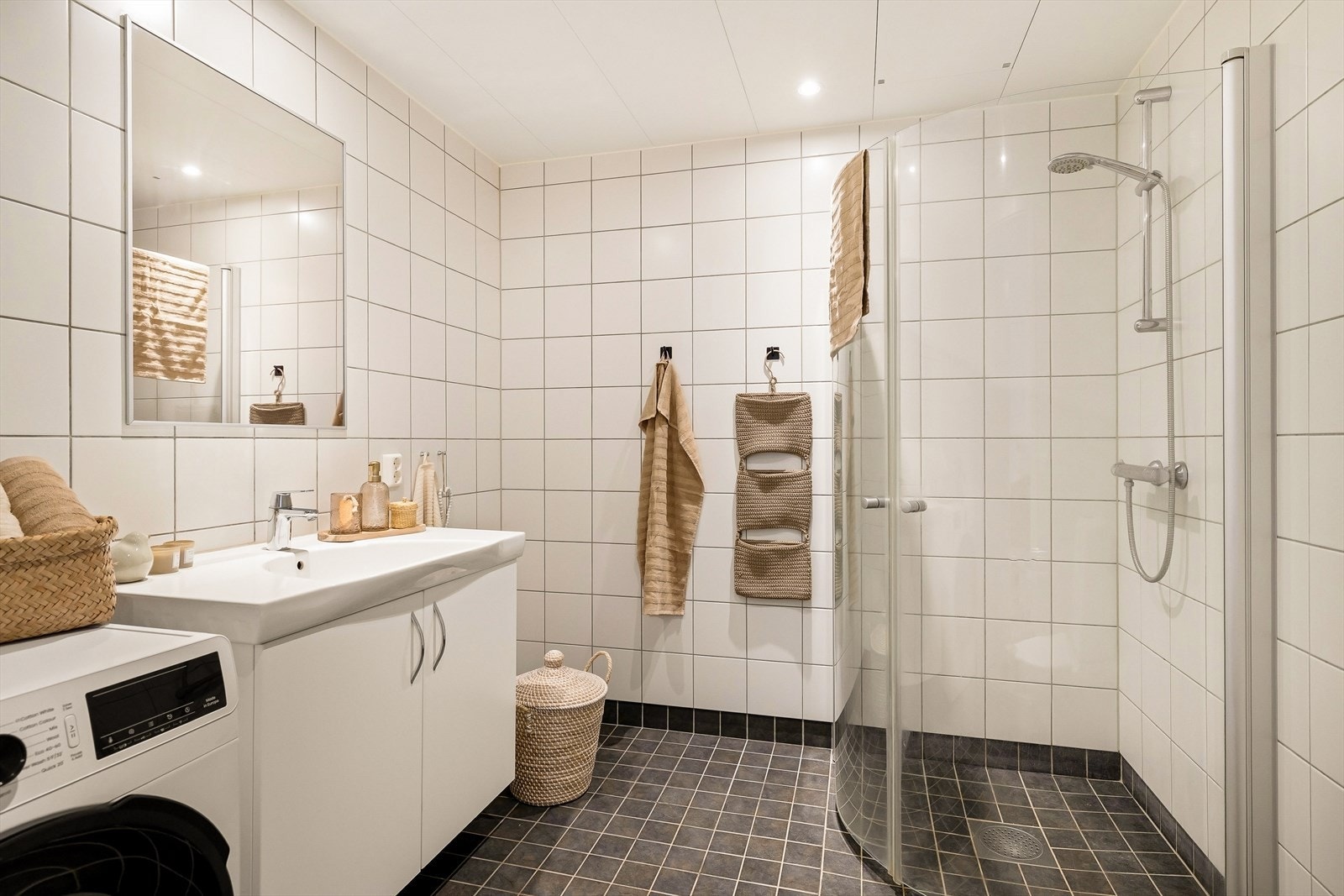 Badet fremstår som moderne og helhetlig utført, med gjennomtenkte materialvalg som gir et stilrent og eksklusivt preg. Galleribilde