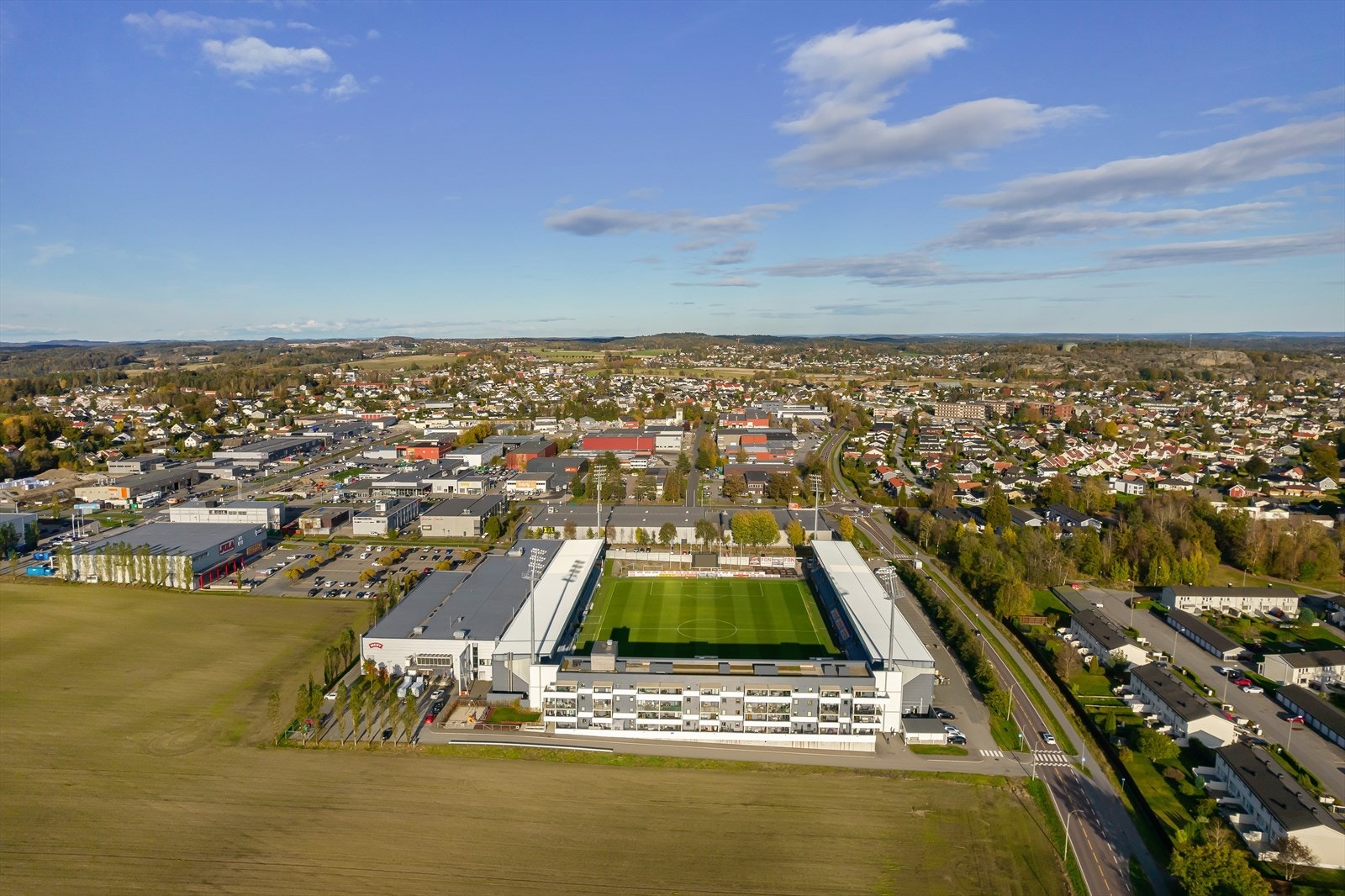 Området rundt stadion byr på et stort og variert servicetilbud. Her finner du blant annet treningssenter, apotek, frisør, post i butikk, blomsterforretning, helsesenter og MENY Arena, en moderne dagligvarebutikk med rikt utvalg for hele familien. Galleribilde