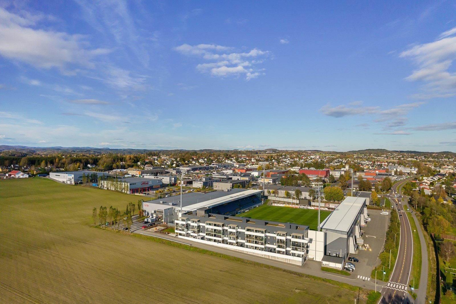 For fotballentusiasten er dette en drømmebeliggenhet. Fra den store, felles takterrassen kan du følge hjemmekampene til Sandefjord Fotball på nært hold. Her får du kjenne på den elektriske stemningen på kampdager - lyden av jubel og engasjement. Galleribilde