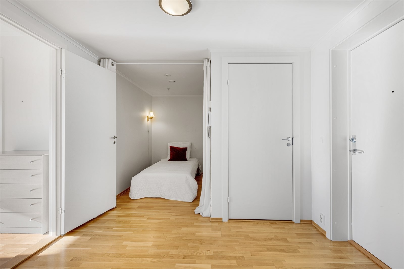 I tilknytning til gangen finner du et praktisk og allsidig flerbruksrom som gir boligen en ekstra dimensjon av fleksibilitet. Rommet egner seg svært godt som hjemmekontor, alternativt kan rommet enkelt innredes som et hyggelig gjesterom. Galleribilde