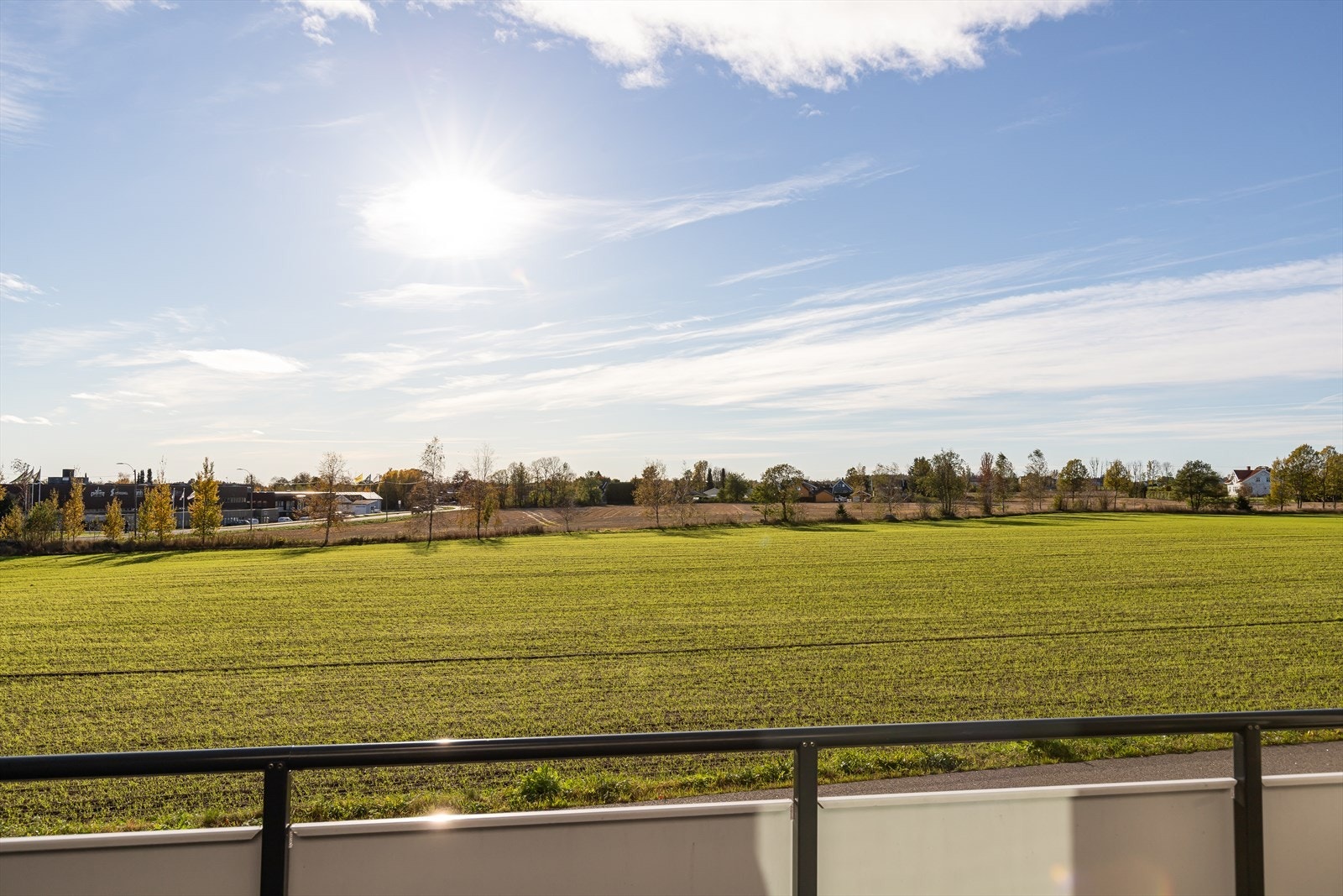 Balkongen byr på en flott utsikt over landlige og grønne omgivelser, noe som gir en sjelden kombinasjon av fredelige omgivelser og god romfølelse. Galleribilde