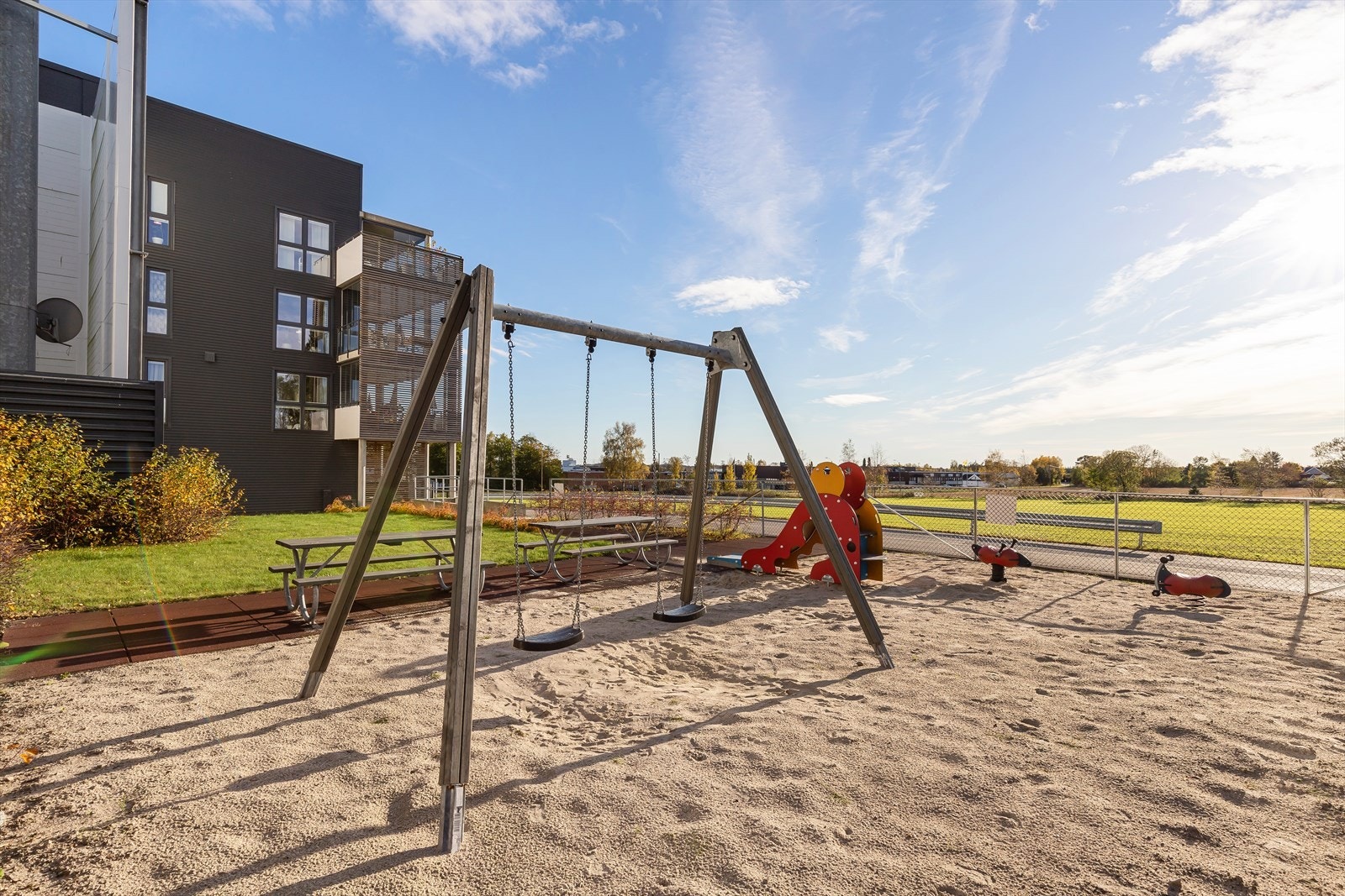 I umiddelbar nærhet finner du en fin og tilrettelagt lekeplass for de minste, noe som gjør området svært barnevennlig. Her kan barna leke trygt i hyggelige omgivelser, med gode muligheter for både aktivitet og sosialt samvær. Galleribilde