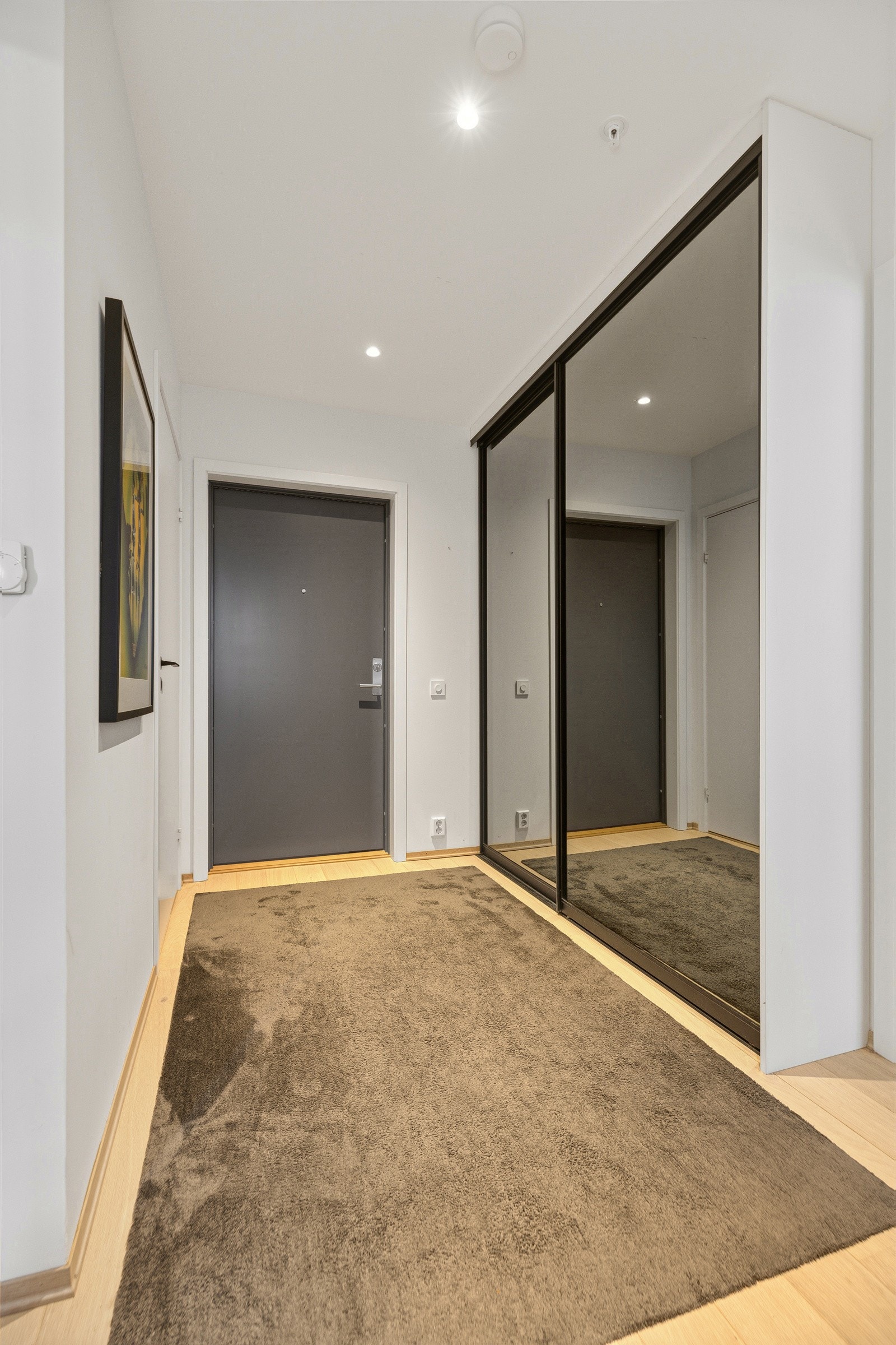 Gang med skyvedørsgarederobe Galleribilde