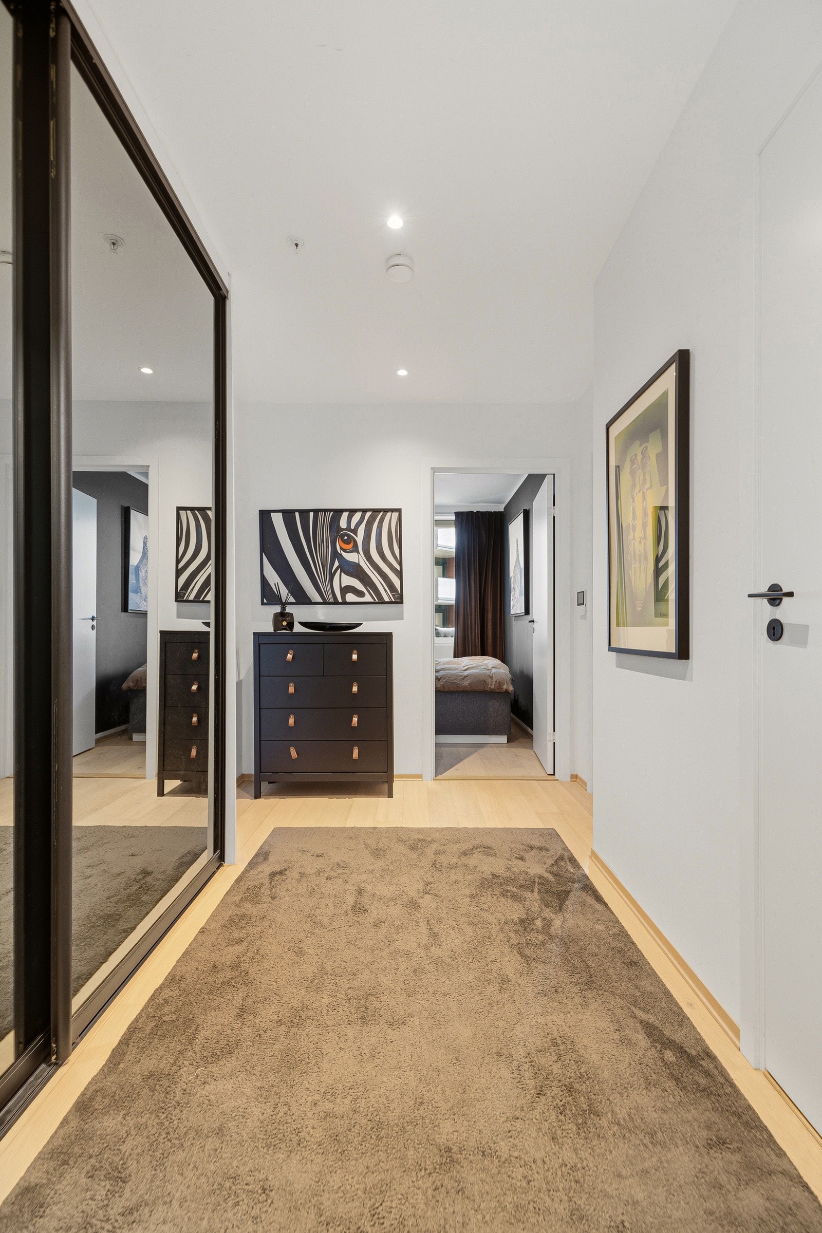 Gang med skyvedørsgarederobe Galleribilde