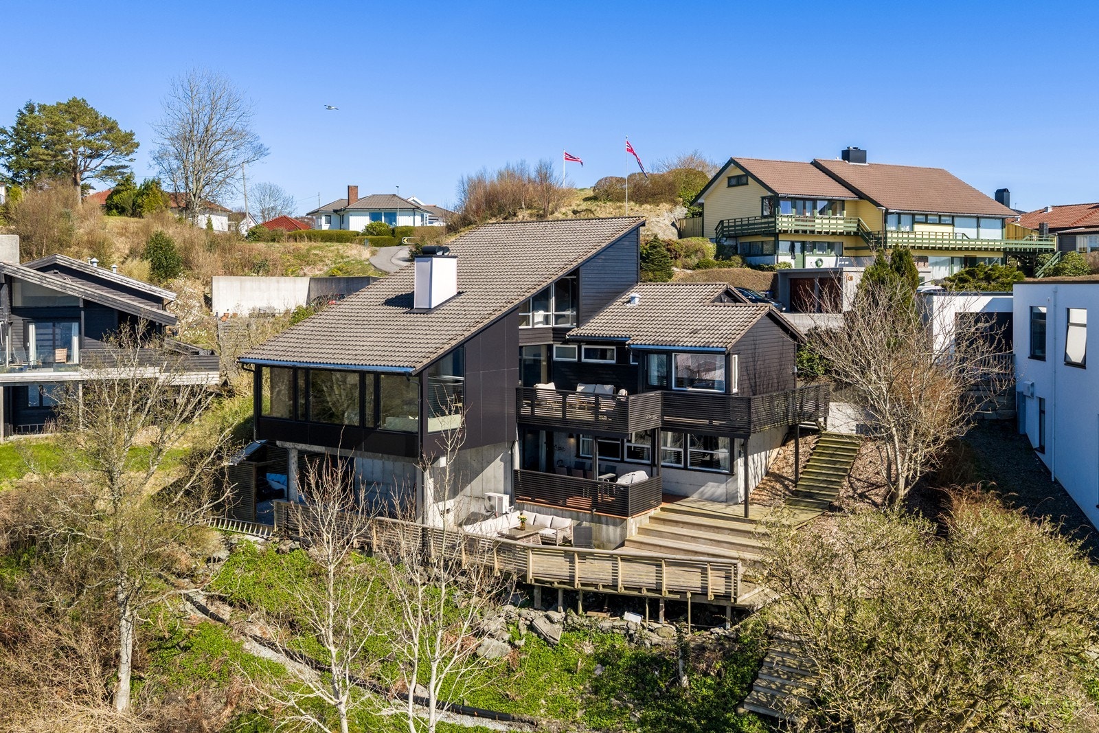 Kombinasjonen av arkitektur, beliggenhet, utsikt, strandlinje og funksjonelle kvaliteter gjør dette til en bolig som skiller seg tydelig ut i markedet Galleribilde