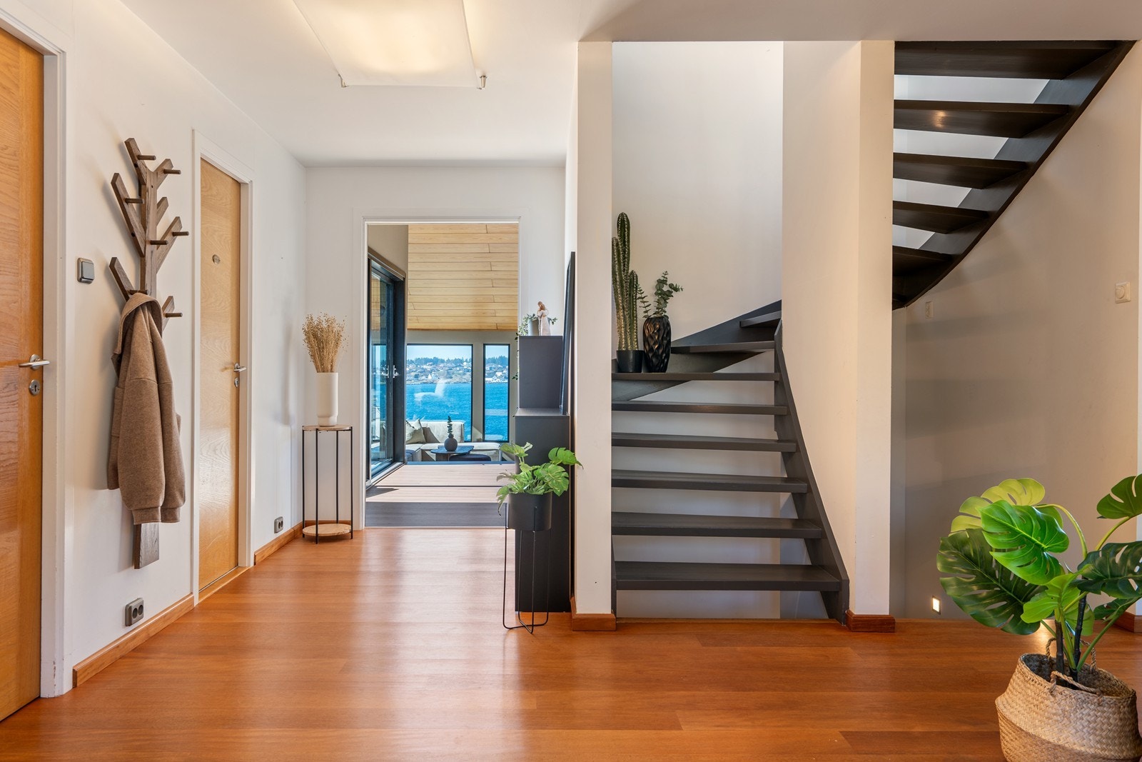Romslig hall hvor man umiddelbart får følelsen av kvalitet, rom og gjennomtenkte løsninger - Fra hallen leder en elegant og godt opplyst trapp videre til loft/hems Galleribilde