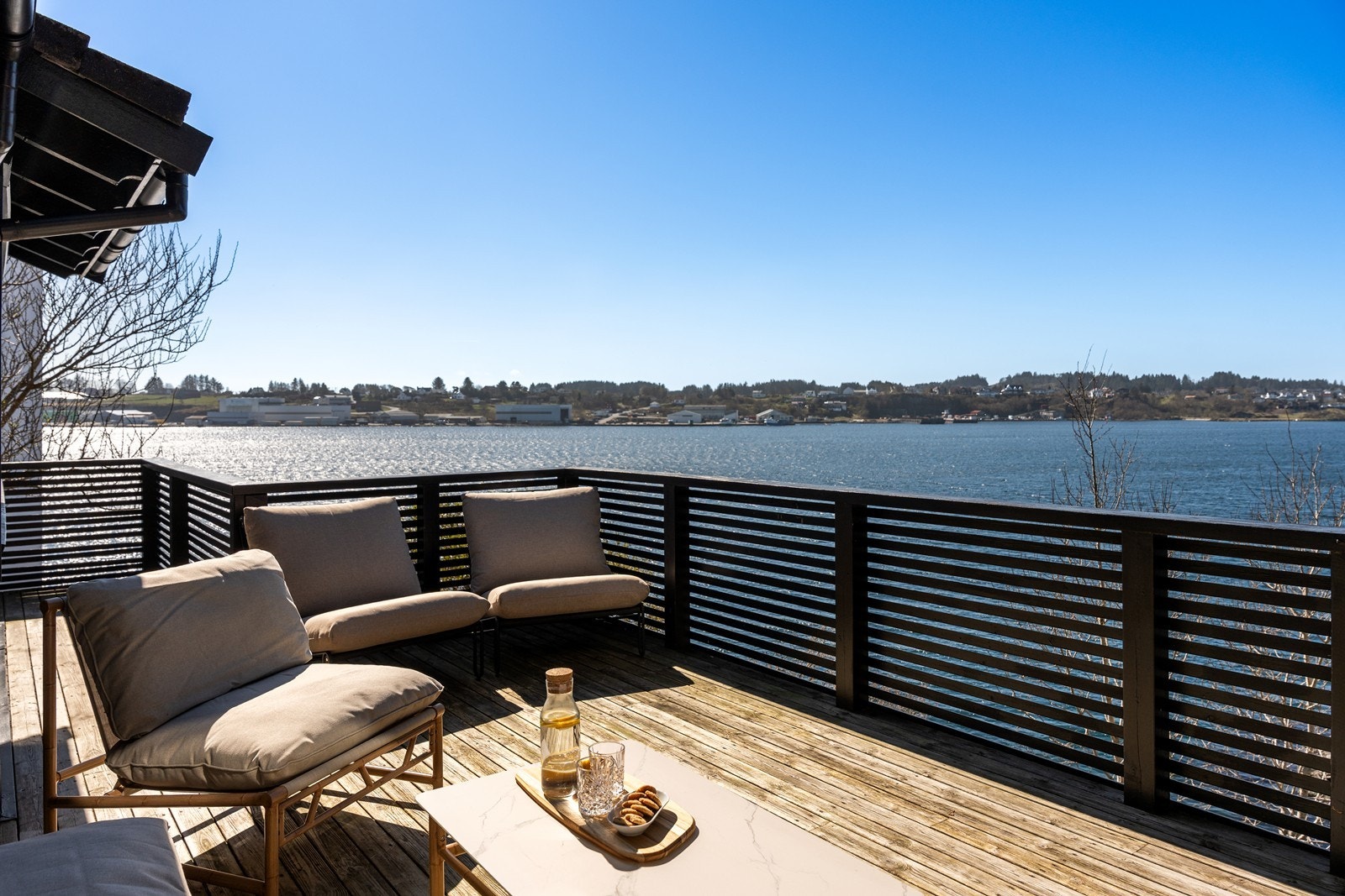 Direkte utgang til en skjermet og lun terrasse - perfekt plassert for å nyte kveldssolen og den vidstrakte utsikten over Karmsundet Galleribilde