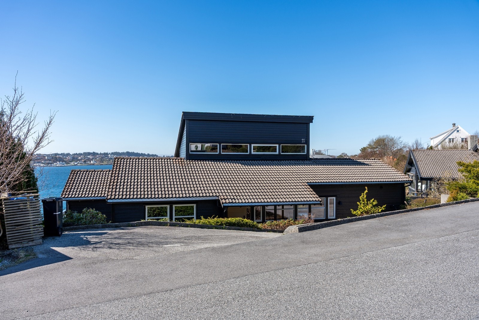 Eiendommen er tegnet av Staveland/Lyslo og fremstår som et gjennomført arkitektonisk prosjekt hvor både linjer, materialvalg og planløsning er nøye tilpasset tomten Galleribilde