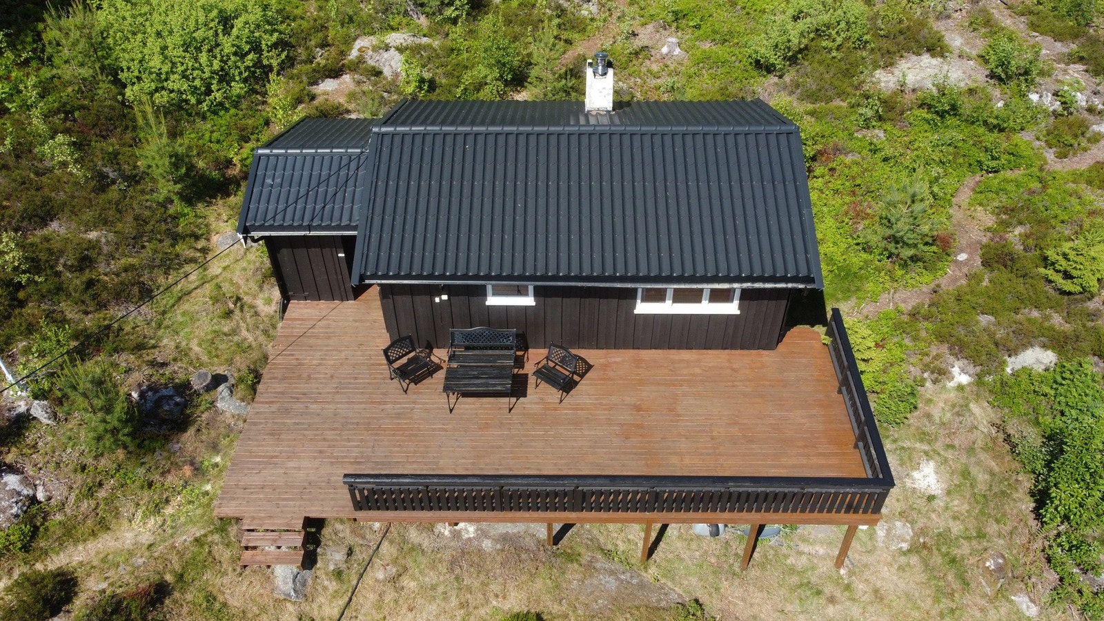 Hytta har en solrik terrasse på hele 53 kvm - et fantastisk uteområde med god plass til både sittegrupper, grill og beplantning. Galleribilde
