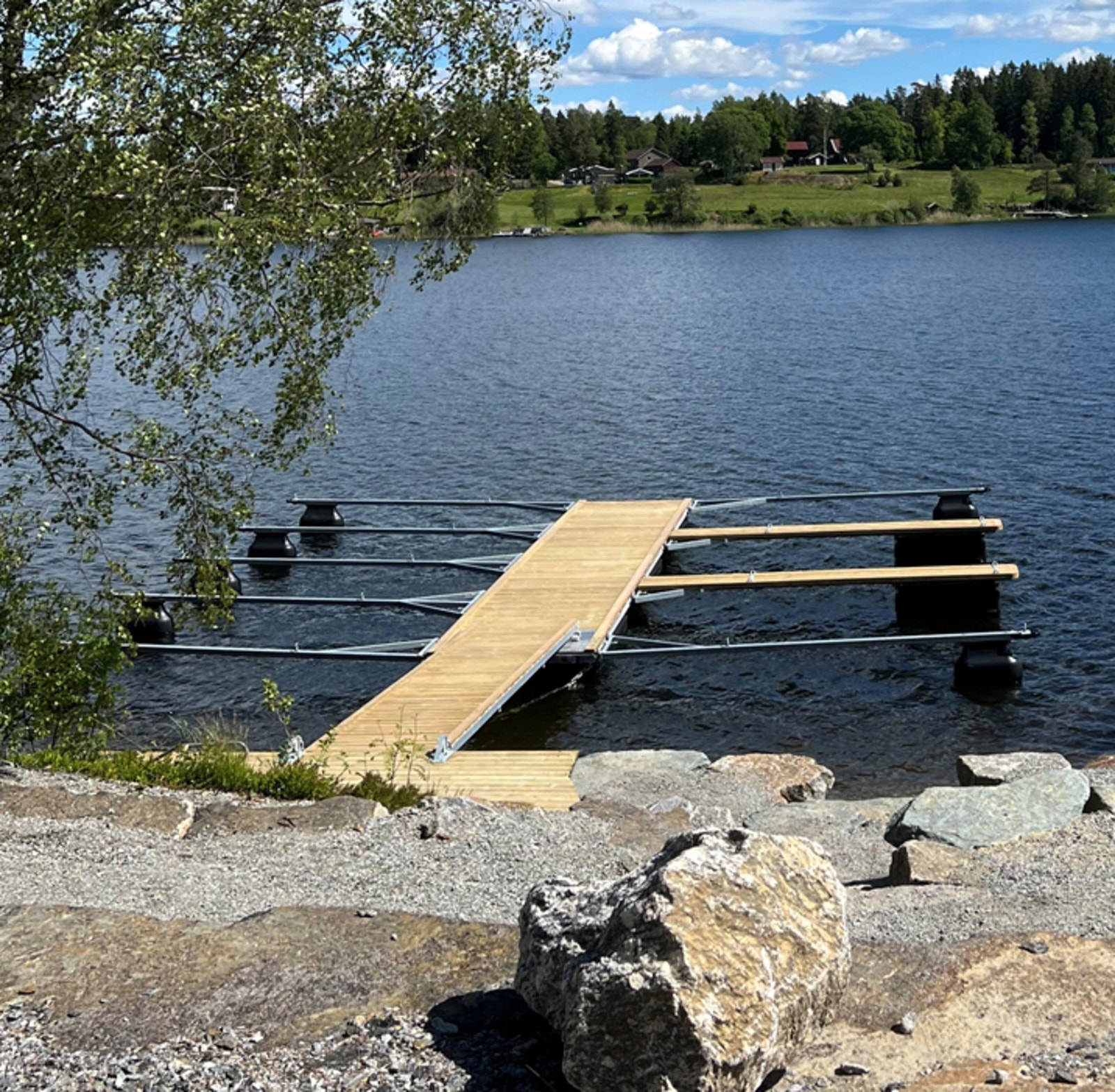 Det medfølger en båtplass på felles brygge (oppført i 2026), beliggende rett nedenfor hytta. Galleribilde