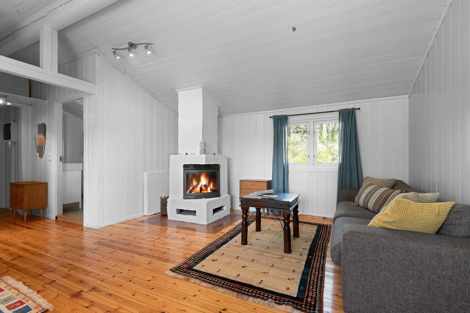 Stuen har en funksjonell og gjennomtenkt planløsning med naturlig plass til sofagruppe og TV med tilhørende møblement. Galleribilde